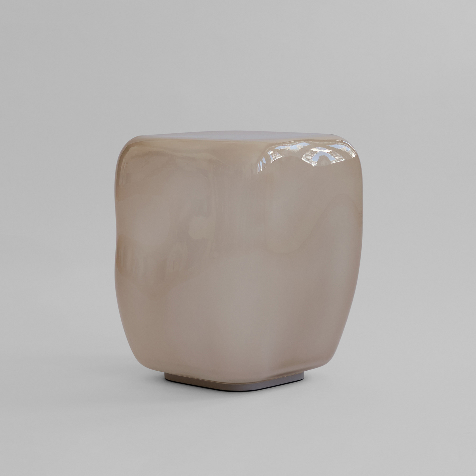 Stolik pomocniczy Ishi, beżowy, szerokość 32 cm, szkło – 101 Copenhagen