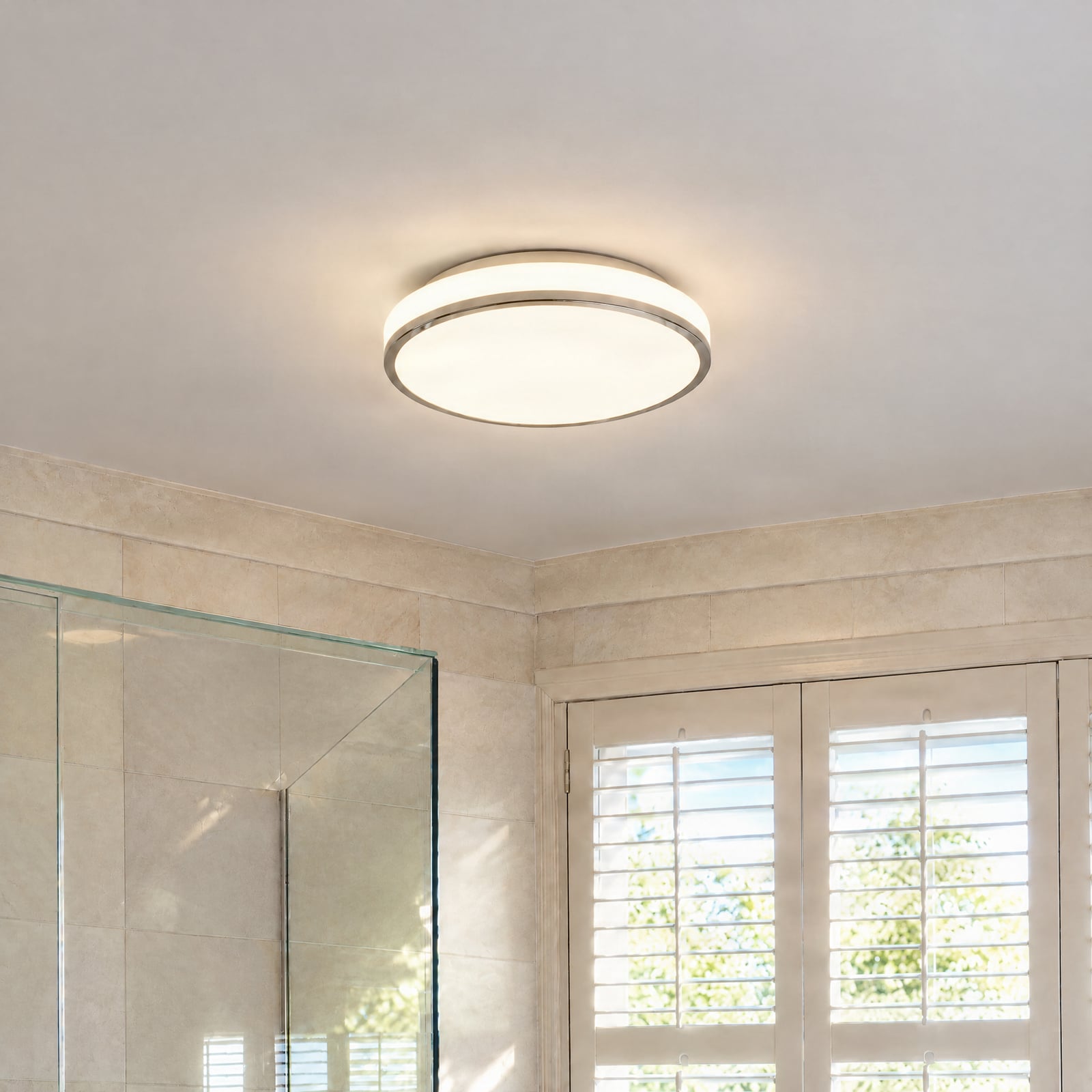 Plafón LED Lindby Lyss, Ø 28 cm, color cromado, IP44
