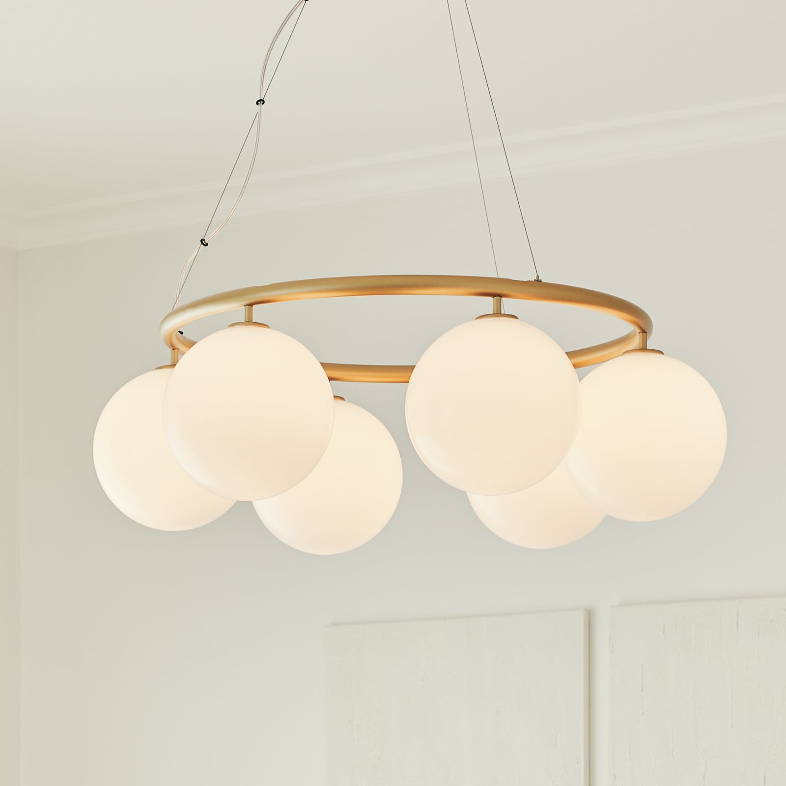 Miira 6 Circular lysekrone, messing/opal, Ø 80 cm - Nuura