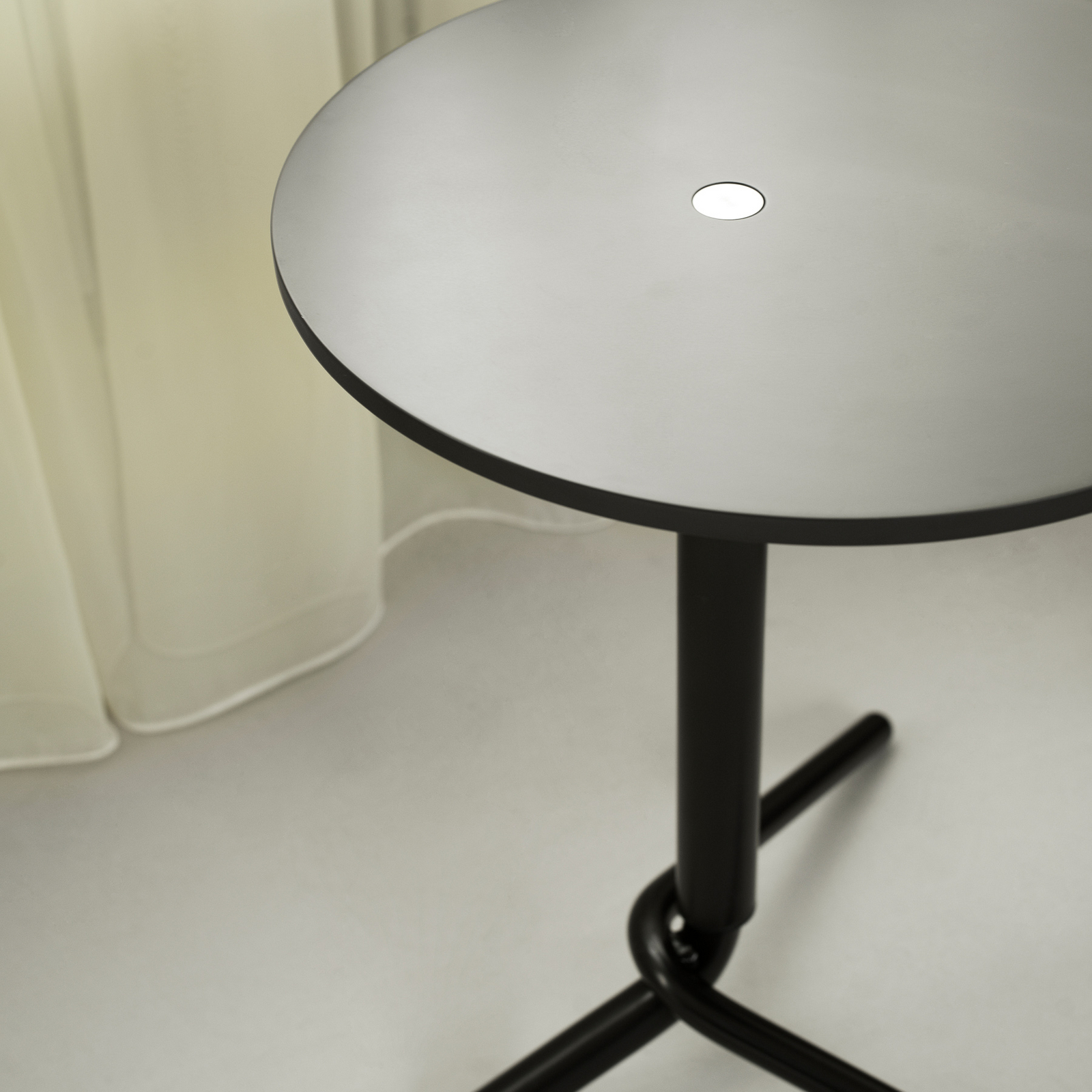 Bijzettafel Lift, zwart, staal, MDF, hoogte 56,5 cm - Normann Copenhagen Bijzettafel Lift, zwart, staal, MDF, hoogte 56,5 cm - Normann Copenhagen