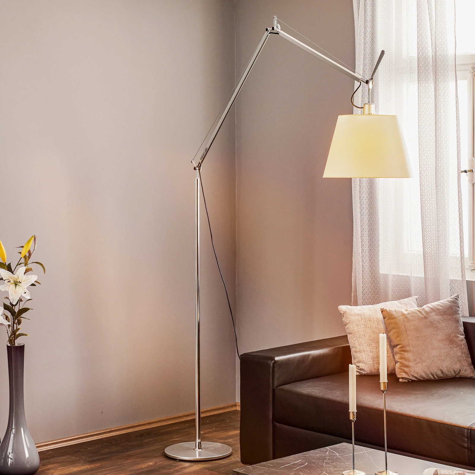 Artemide Stehlampe Tolomeo Mega, weiß/Alu, Pergament dimmbar
