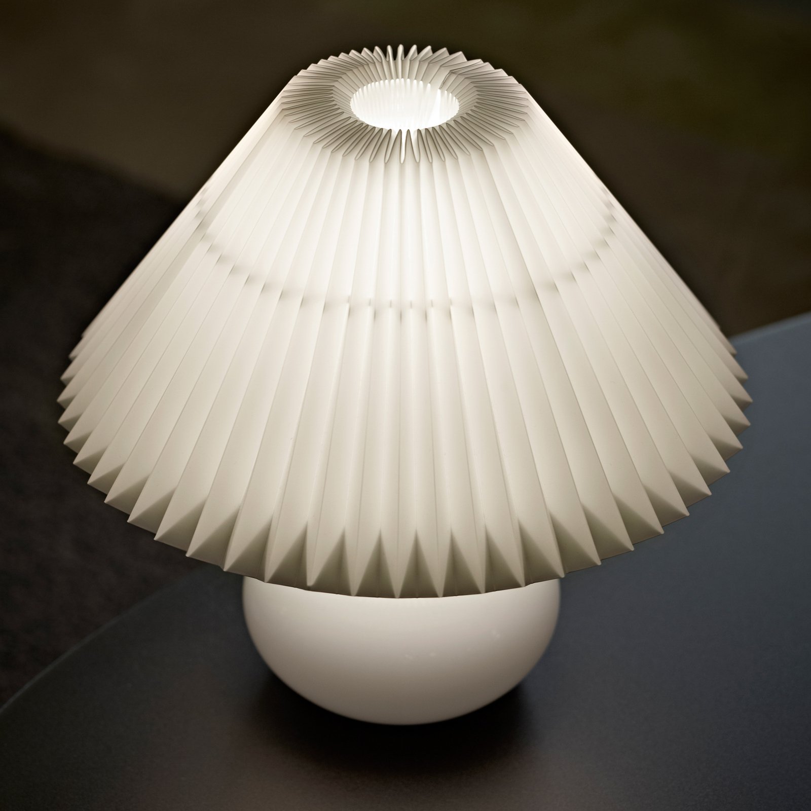 LE KLINT 314 lámpara mesa, blanco/latón, alto 27cm