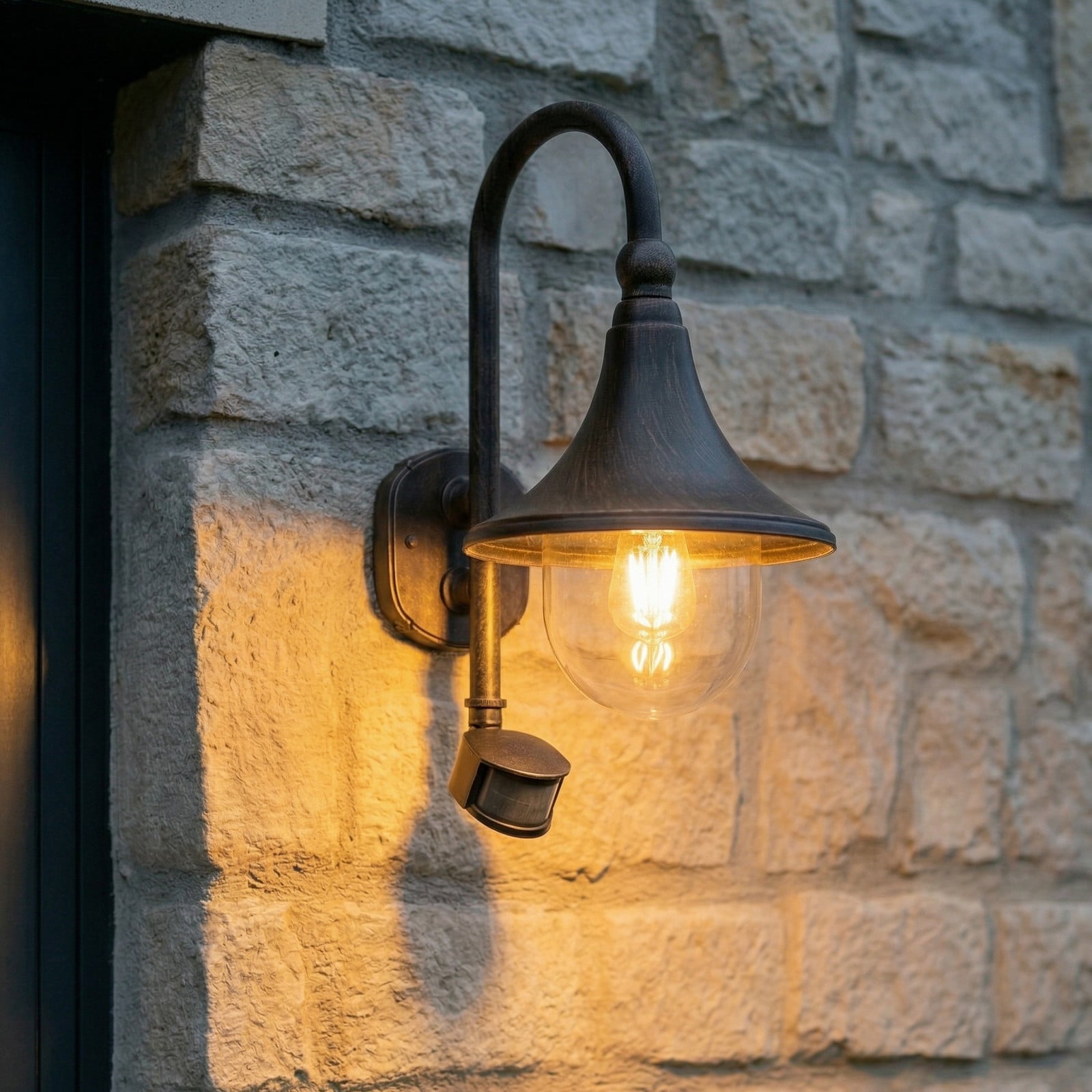 Daphne Utomhus V&auml;gglampa w/Sensor Antique Black Lindby - Balkong - Antik - Aluminium - Med en ljusk&auml;lla