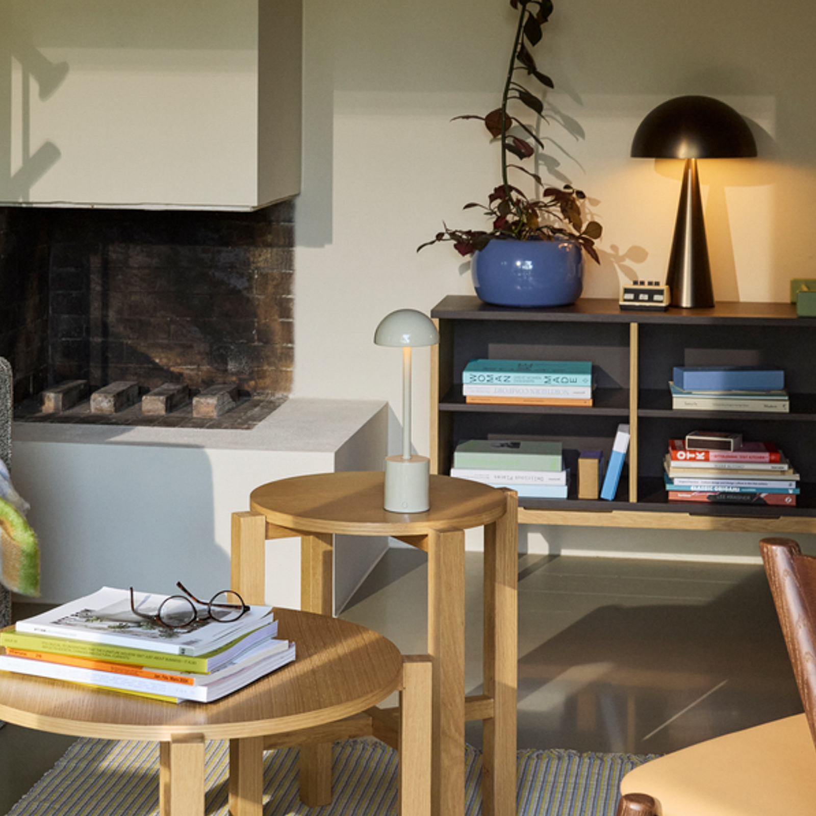 LED настолна лампа с акумулатор Taten, пясъчен цвят, височина 30 см, метал