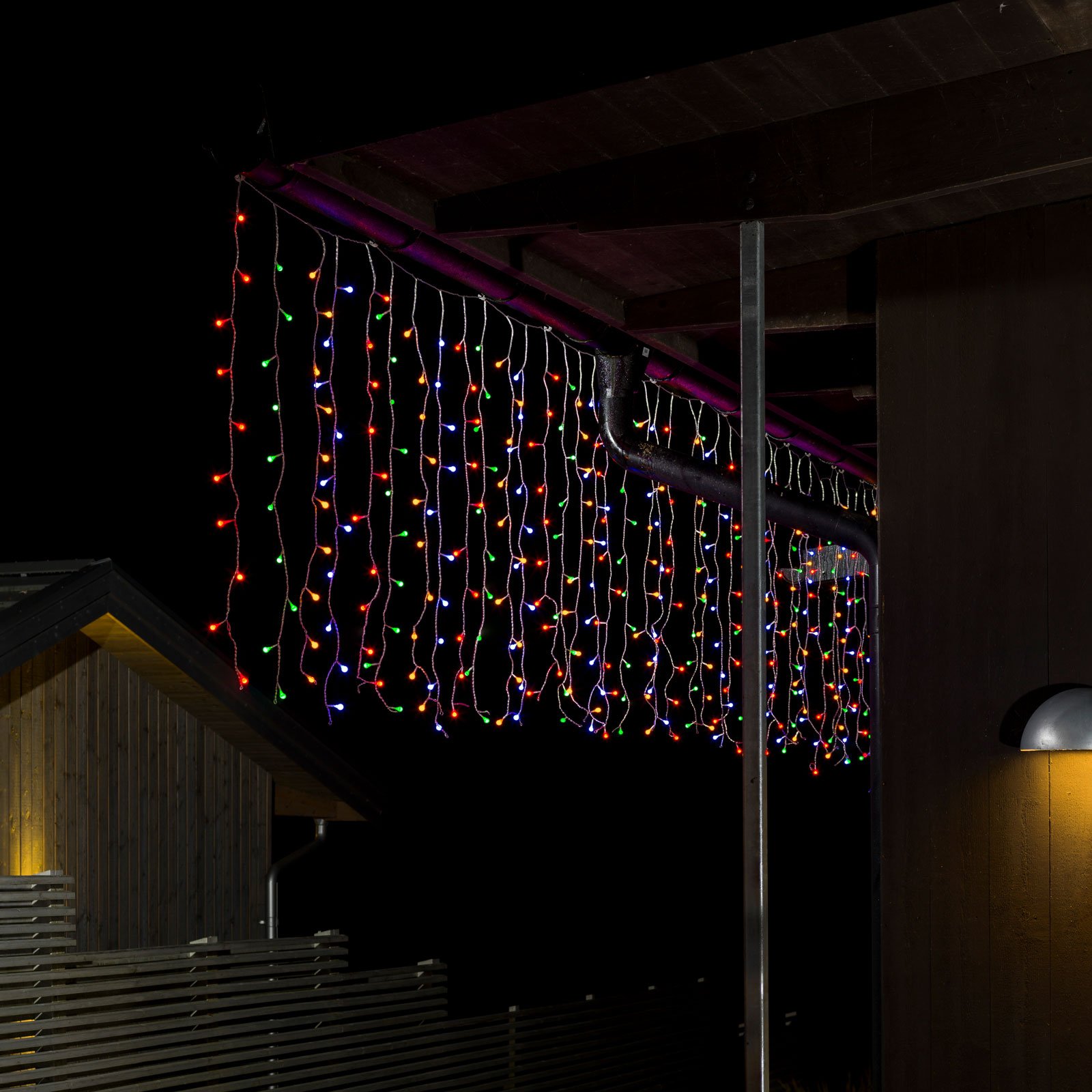 LED-Lichtervorhang mit bunten Globes
