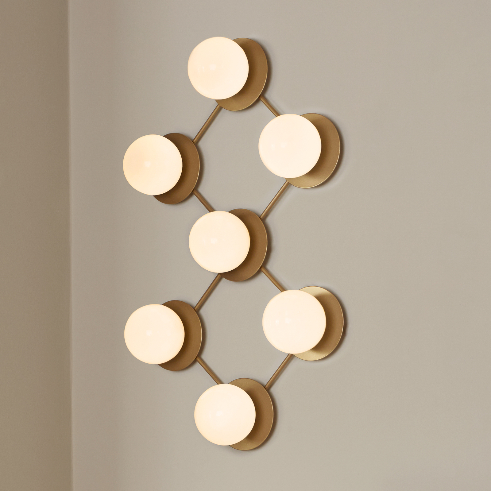 Liila 7 Wandlampe, 7-flammig, warmweiß, gold/opal - Nuura