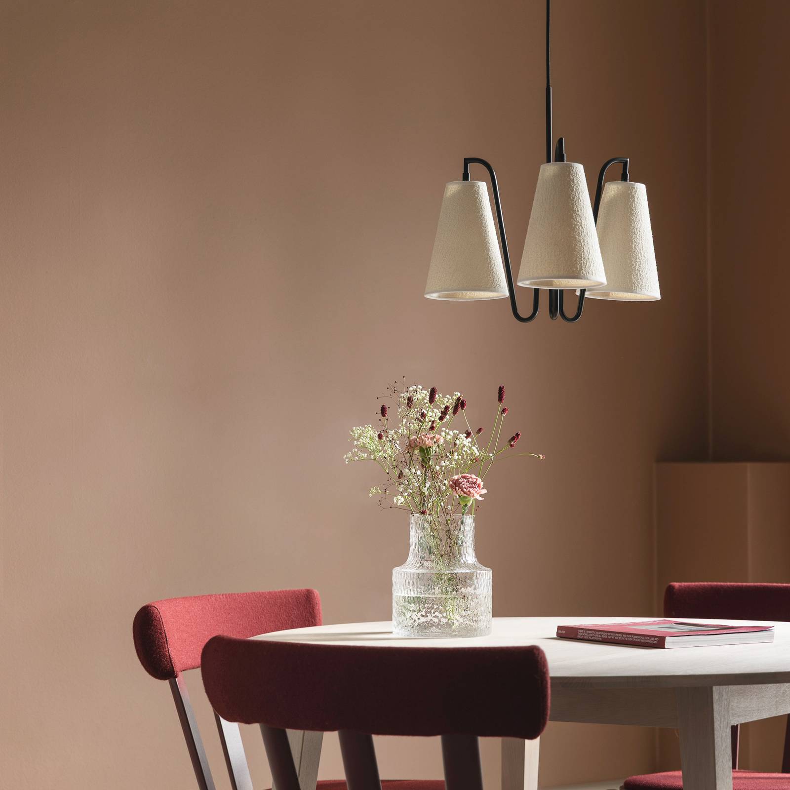 Żyrandol Globen Lighting Lou 3, biała tkanina bouclé/czarna