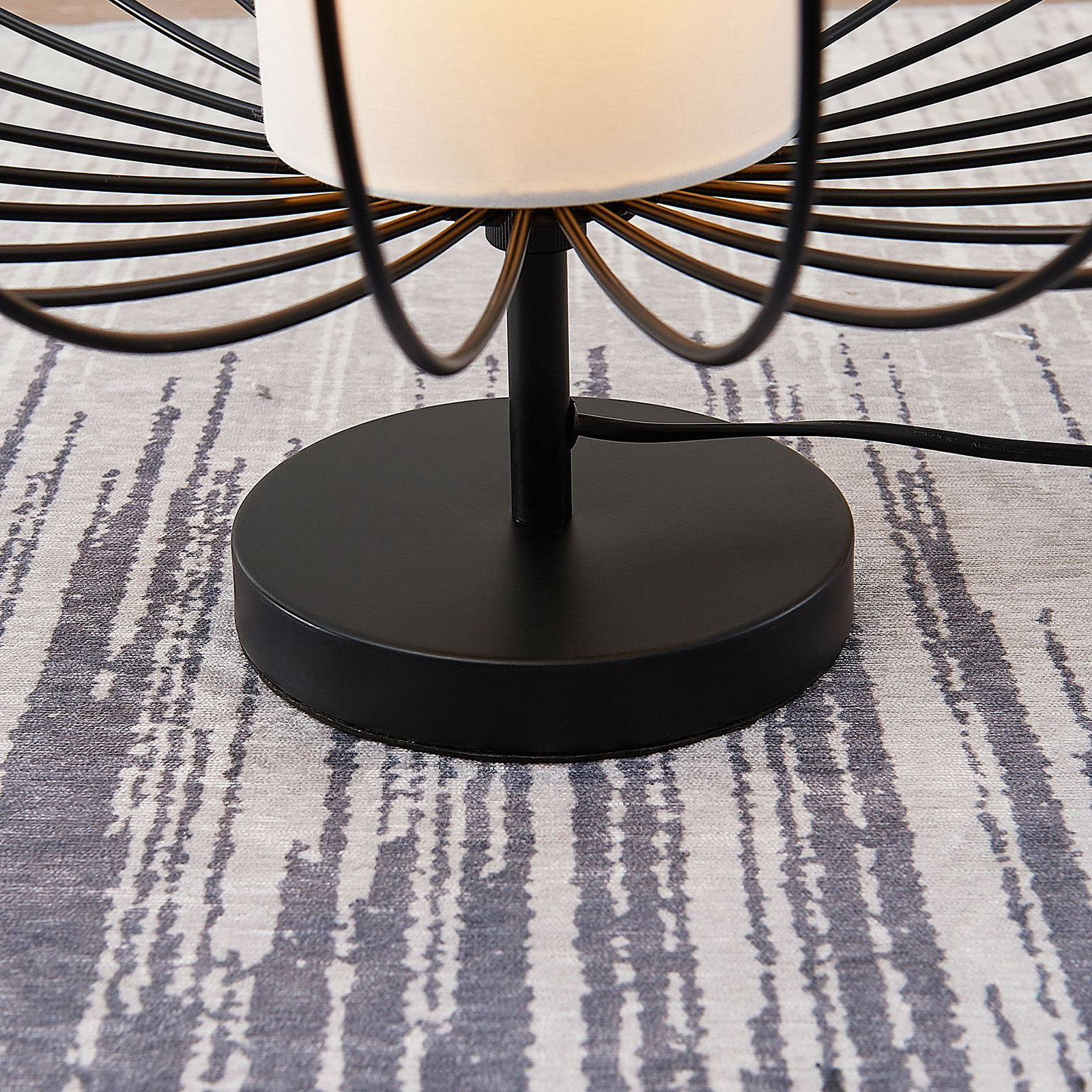 Lindby Korbinian lámpara de mesa, pantalla jaula