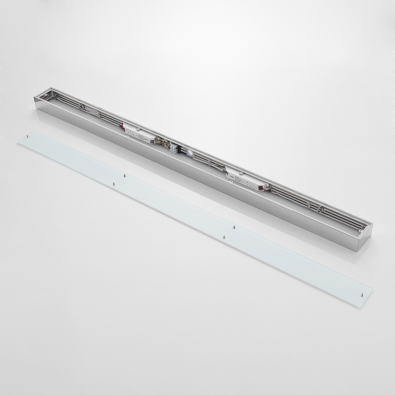 Lindby Layan aplique LED para baño, cromo, 120 cm