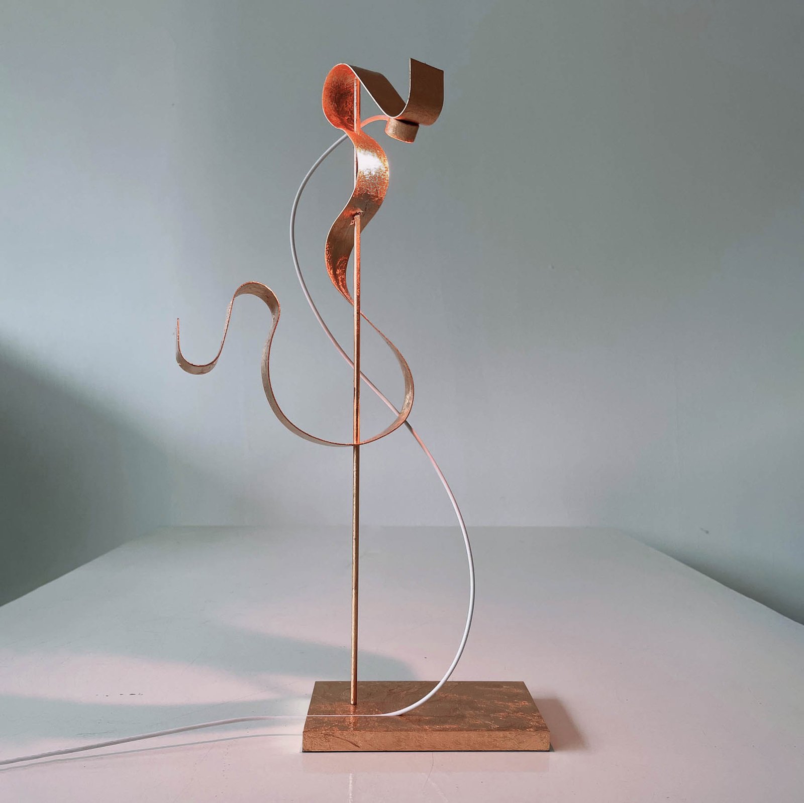Knikerboker Curve LED-Tischleuchte aus Stahl