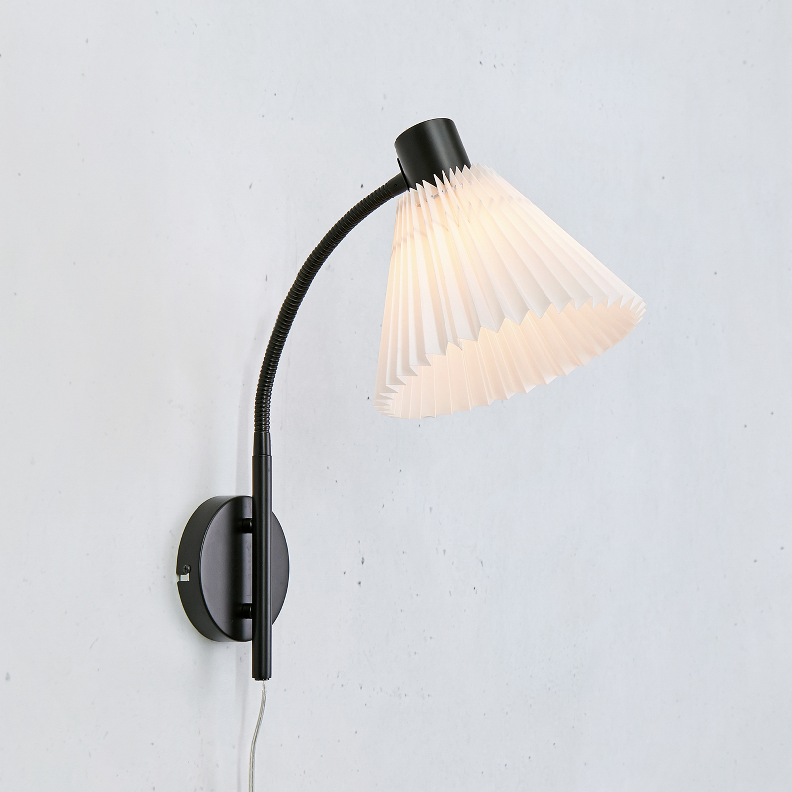 Mira wall light, black/white, iron/fabric, width 22 cm