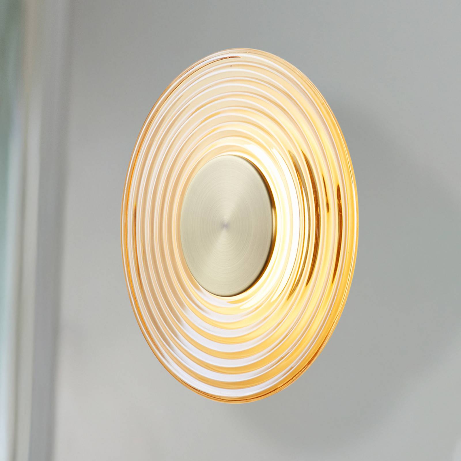LED-væglampe Cleo, rav-/messingfarvet, Ø 30 cm, glas