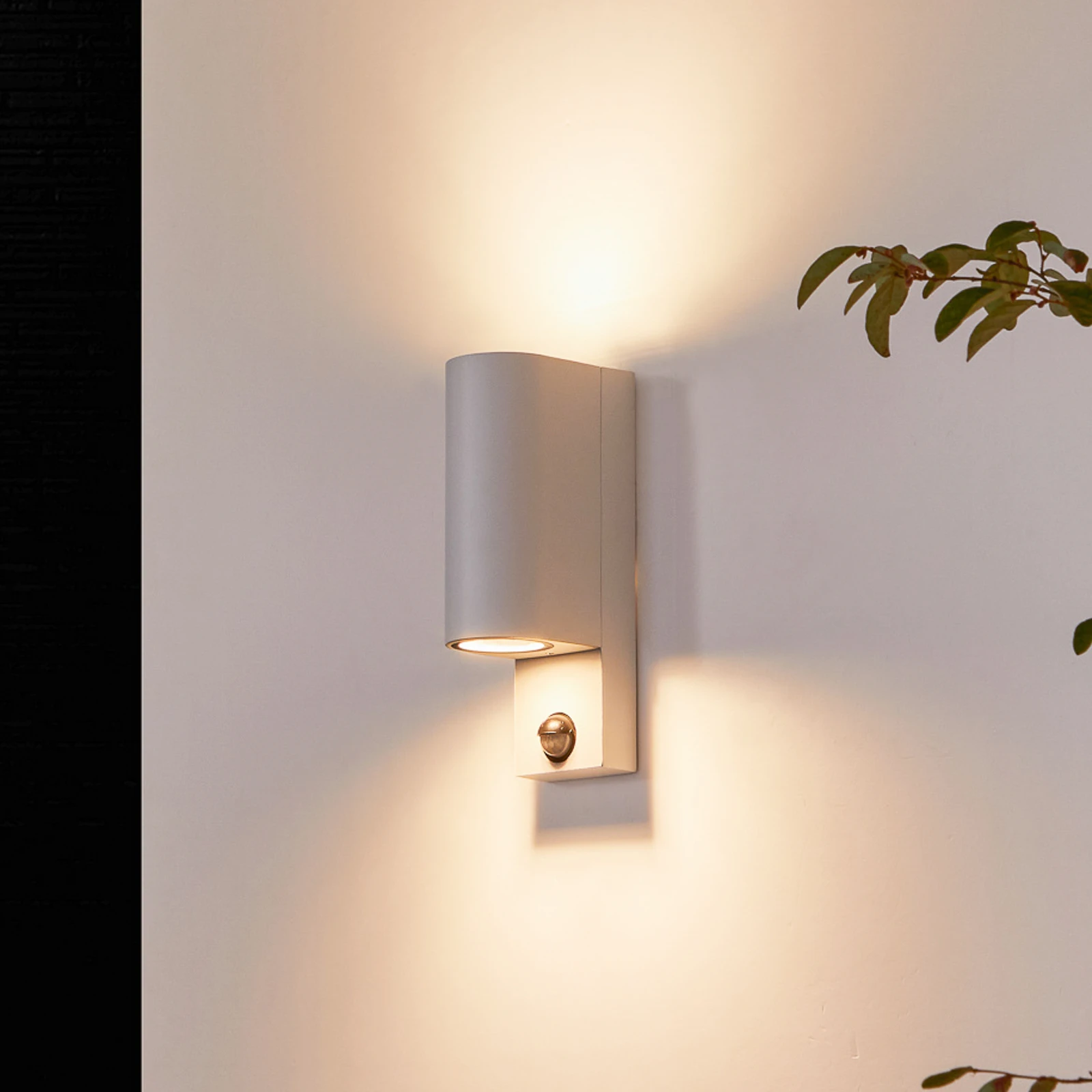 Prios Außenwandleuchte Tetje, weiß, rund, Sensor