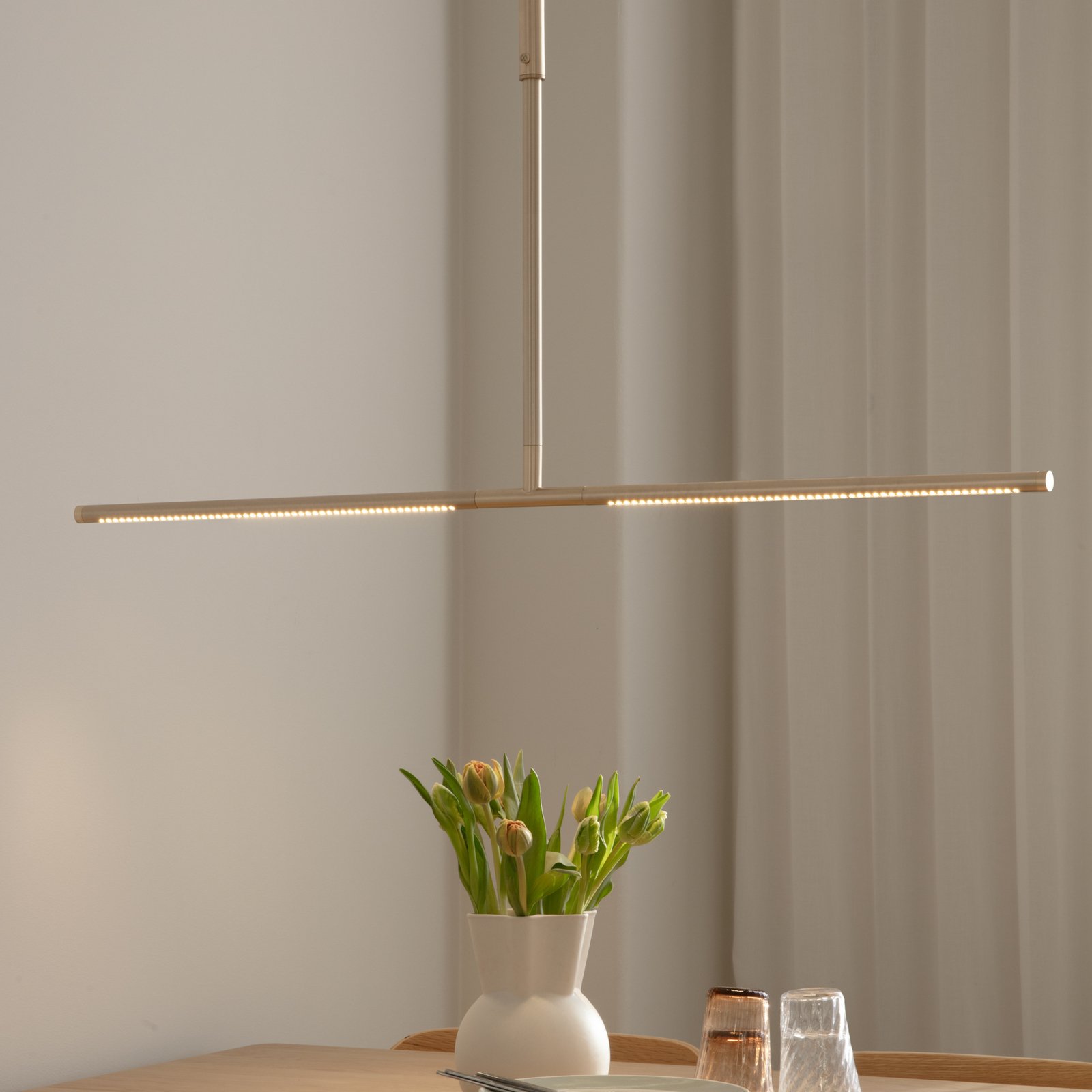 UMAGE LED závesné svietidlo Omni, mosadzová farba, dĺžka 107 cm, 2-pl.