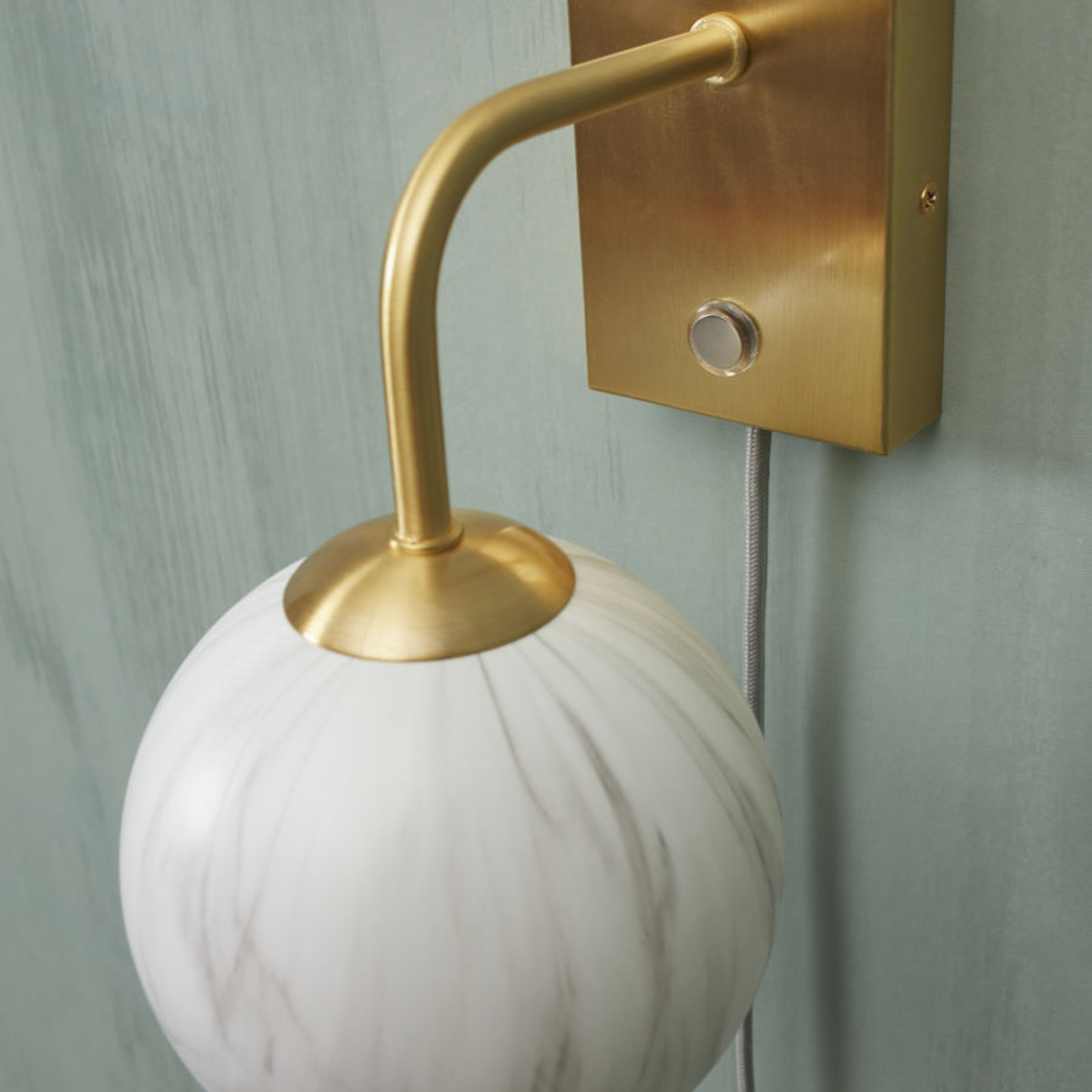 It’s about RoMi Carrara wall lamp, gold/marble