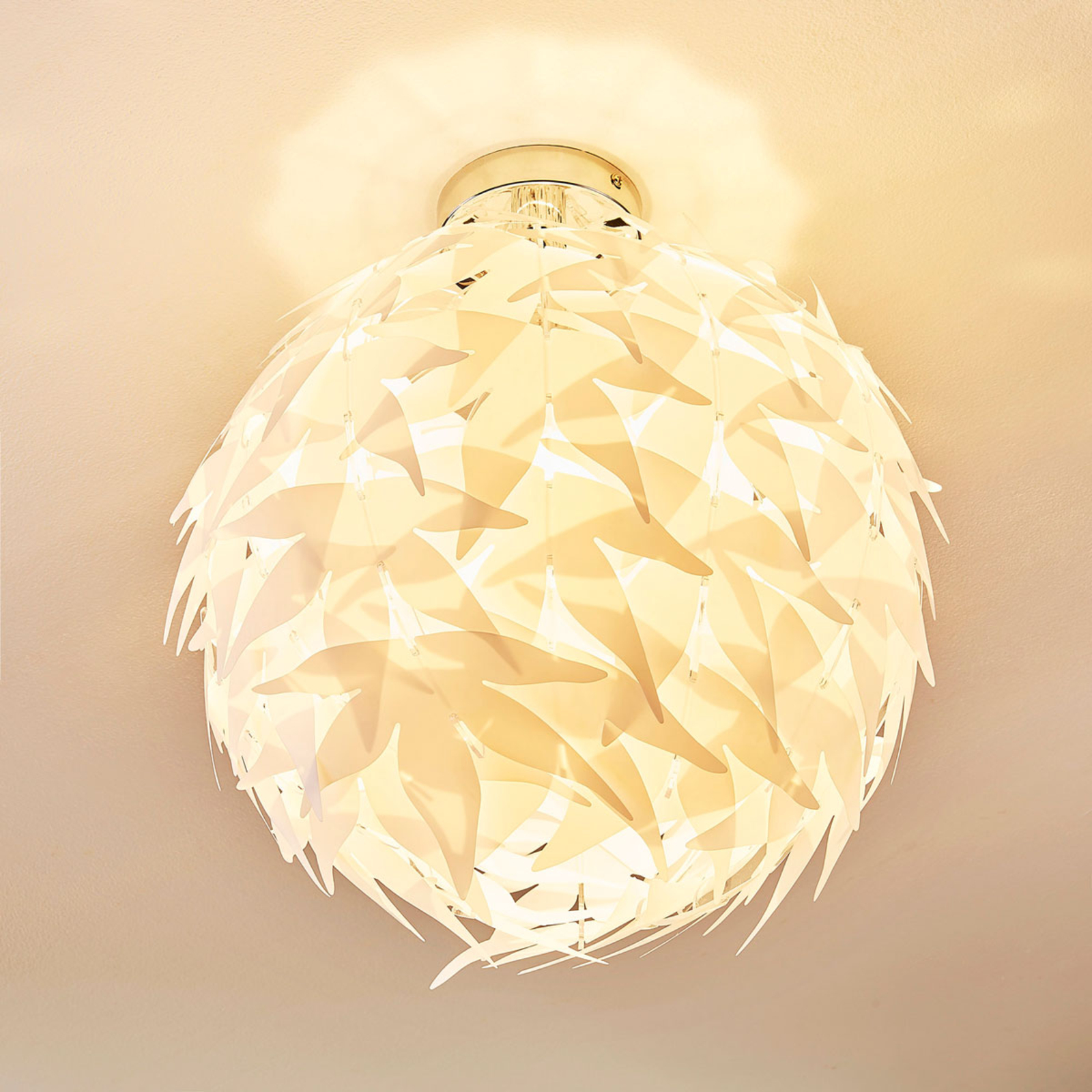 Biele stropné svietidlo Corin v jedinečnom vzhľade