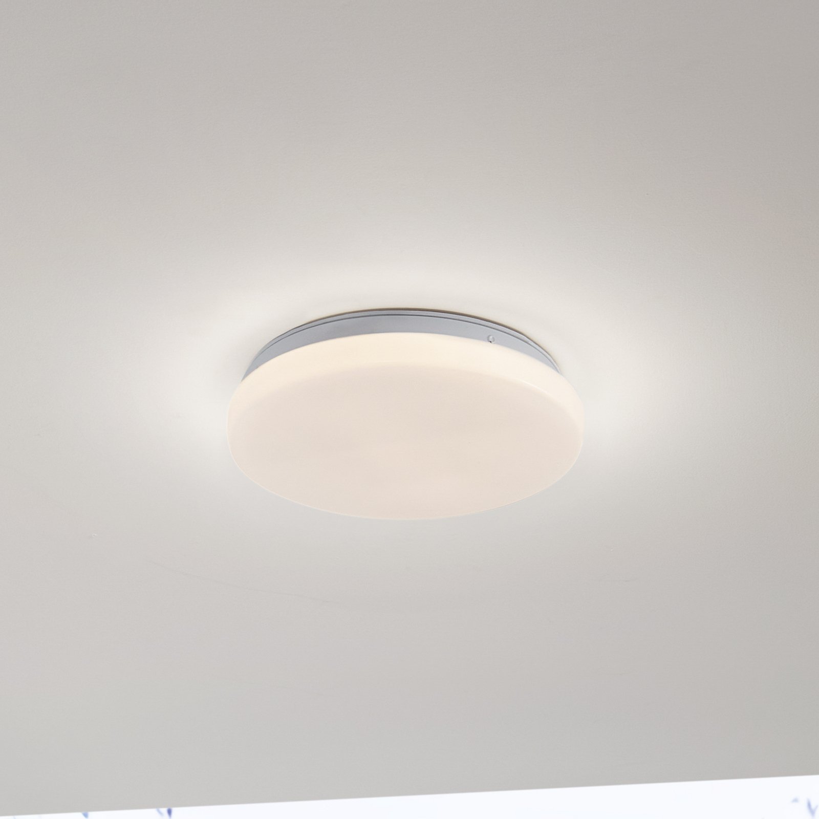 Lindby LED-Außendeckenleuchte Kirkola, 3000 K, Ø 26 cm, weiß