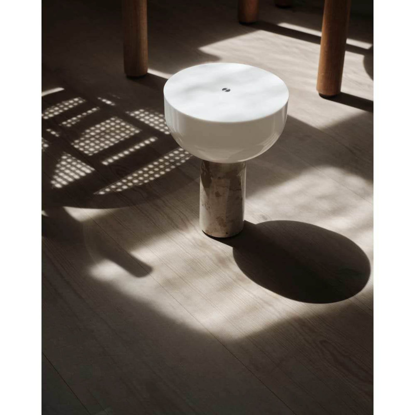 NEW WORKS LED namizna svetilka na baterije Kizu, bež, marmor, z možnostjo