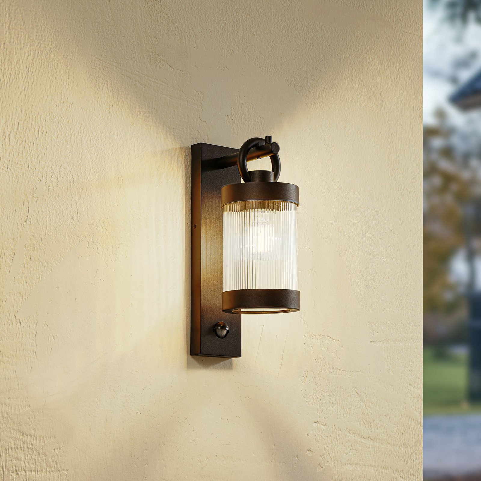 Yrene Fluted Ao ar livre Candeeiro de Parede w/Sensor Preto - Lindby