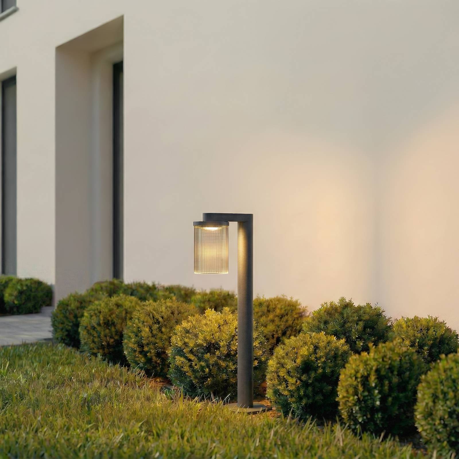 Lucande Słupek oświetleniowy LED Beelia, antracyt, 60 cm, karbowana