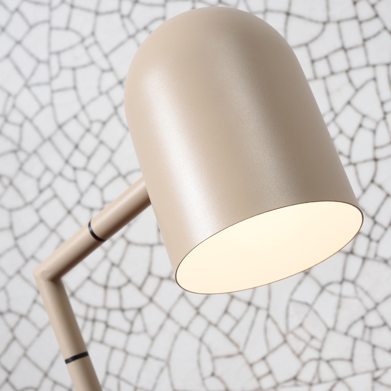Este vorba despre lampa de masă RoMi Marseille, culoare nisip