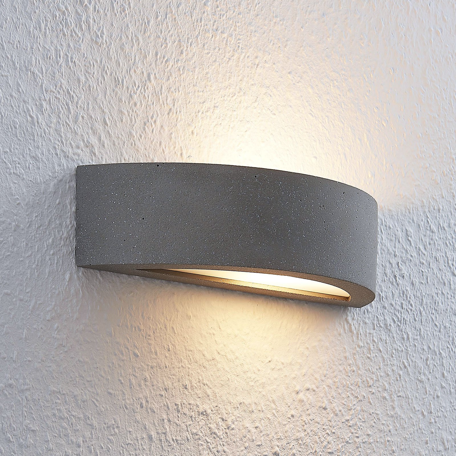 Lindby Elvira LED fali lámpa, félkör alakú, beton