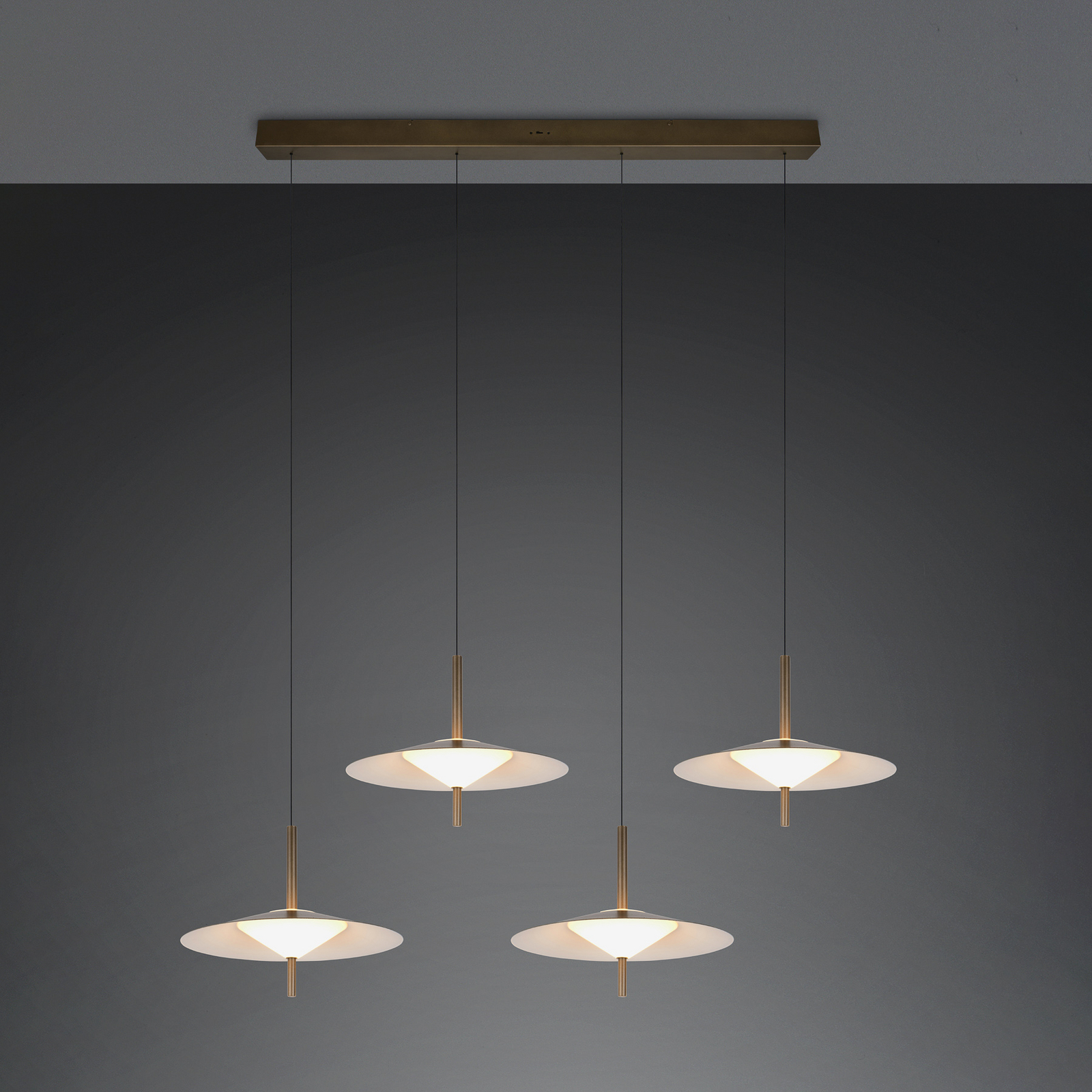 LED piekaramā lampa „Amalo“, platīna krāsā, garums 146 cm, CCT, 4 spuldzes. LED piekaramā lampa „Amalo“, platīna krāsā, garums 146 cm, CCT, 4 spuldzes.