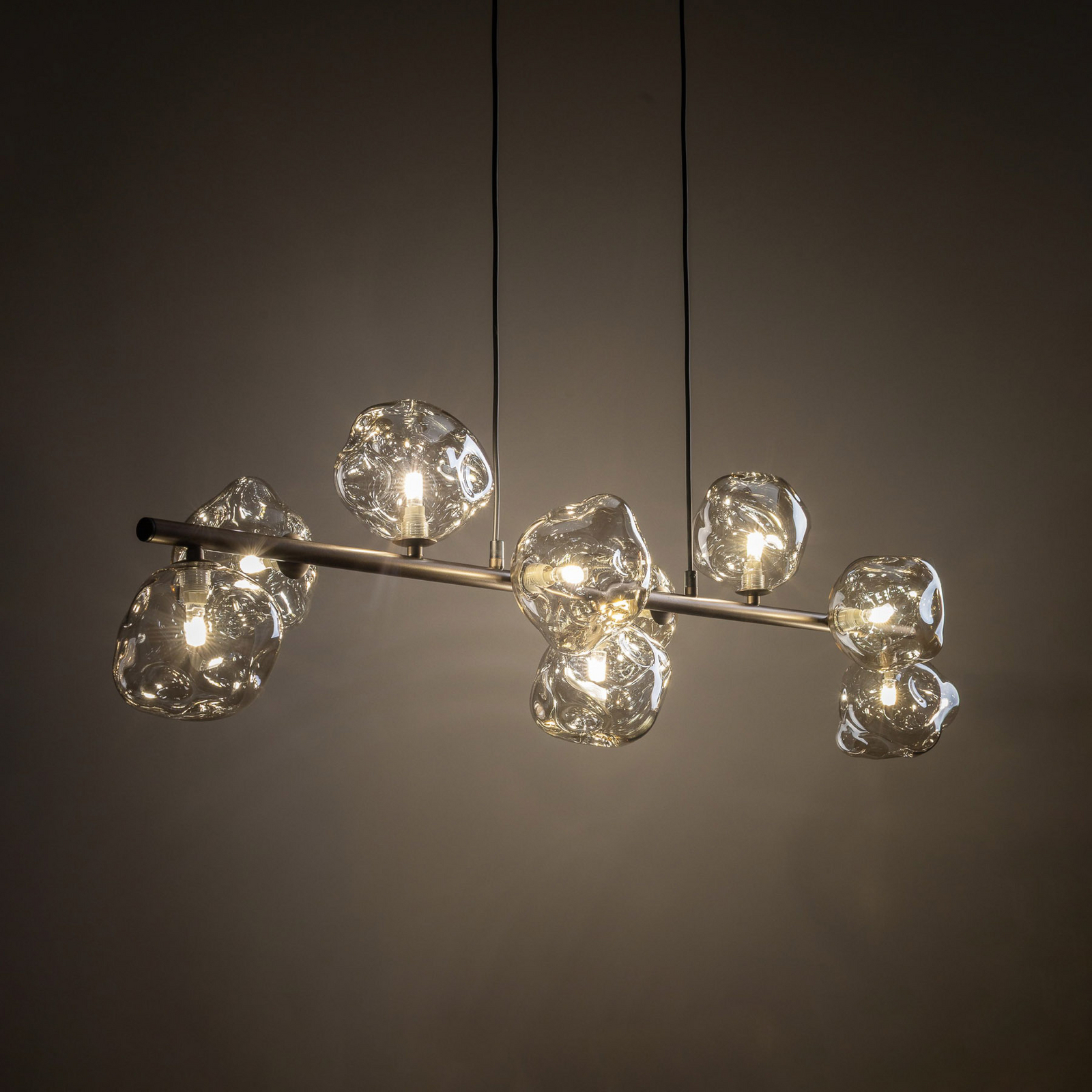 Visoka svetilka Lava, rjava, 9-žarčkov, steklo, dolžina 116 cm Visoka svetilka Lava, rjava, 9-žarčkov, steklo, dolžina 116 cm