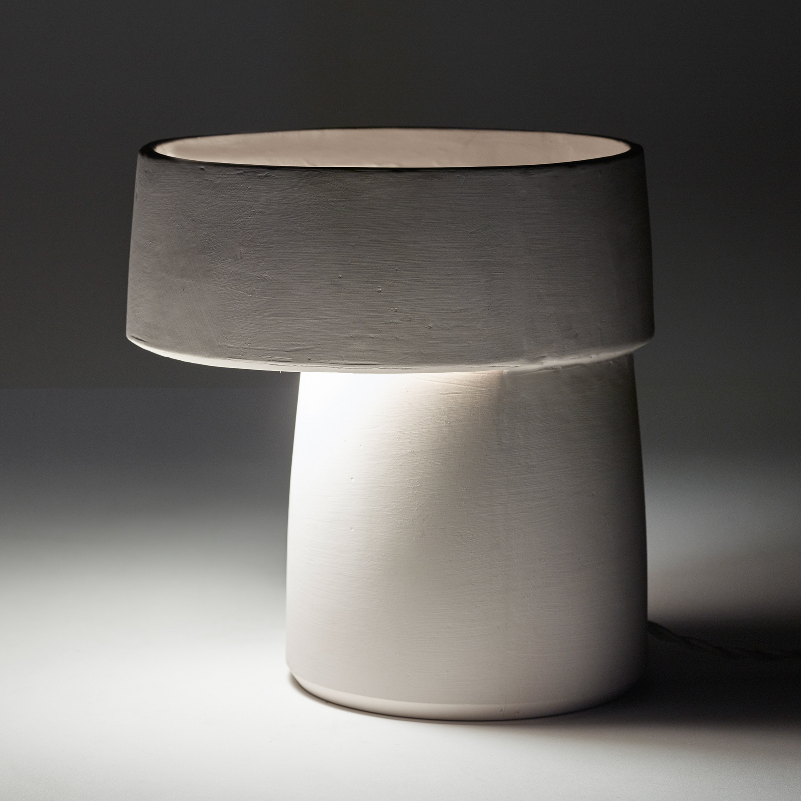 WHITE ROMÉ 01 bordlampe, beige, stentøj, højde 23,5 cm, E14 – Serax