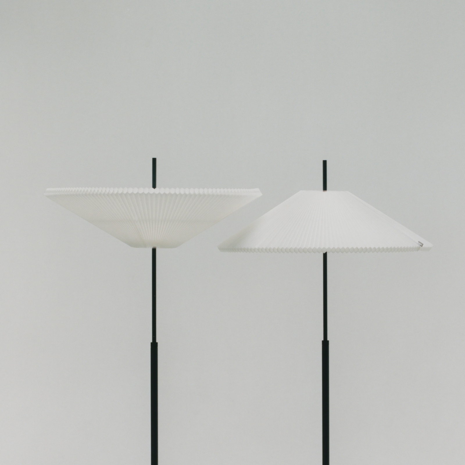 LED стояща лампа „Nebra“ от New Works, черно/бяло, 150 см, текстил LED стояща лампа „Nebra“ от New Works, черно/бяло, 150 см, текстил