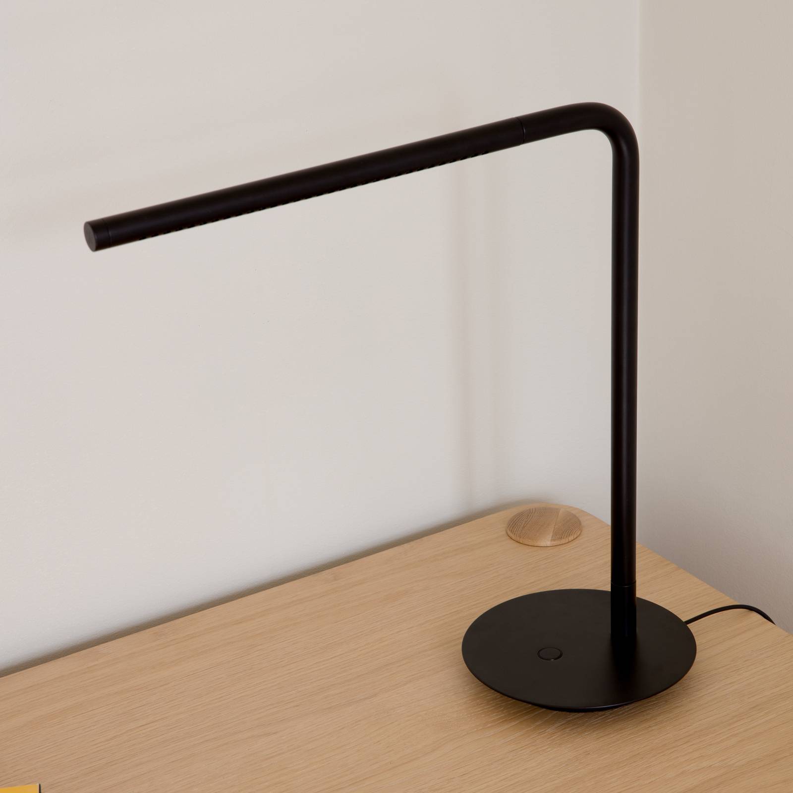 UMAGE lampa stołowa LED Omni, czarna Wysokość 46 cm Metalowa obrotowa