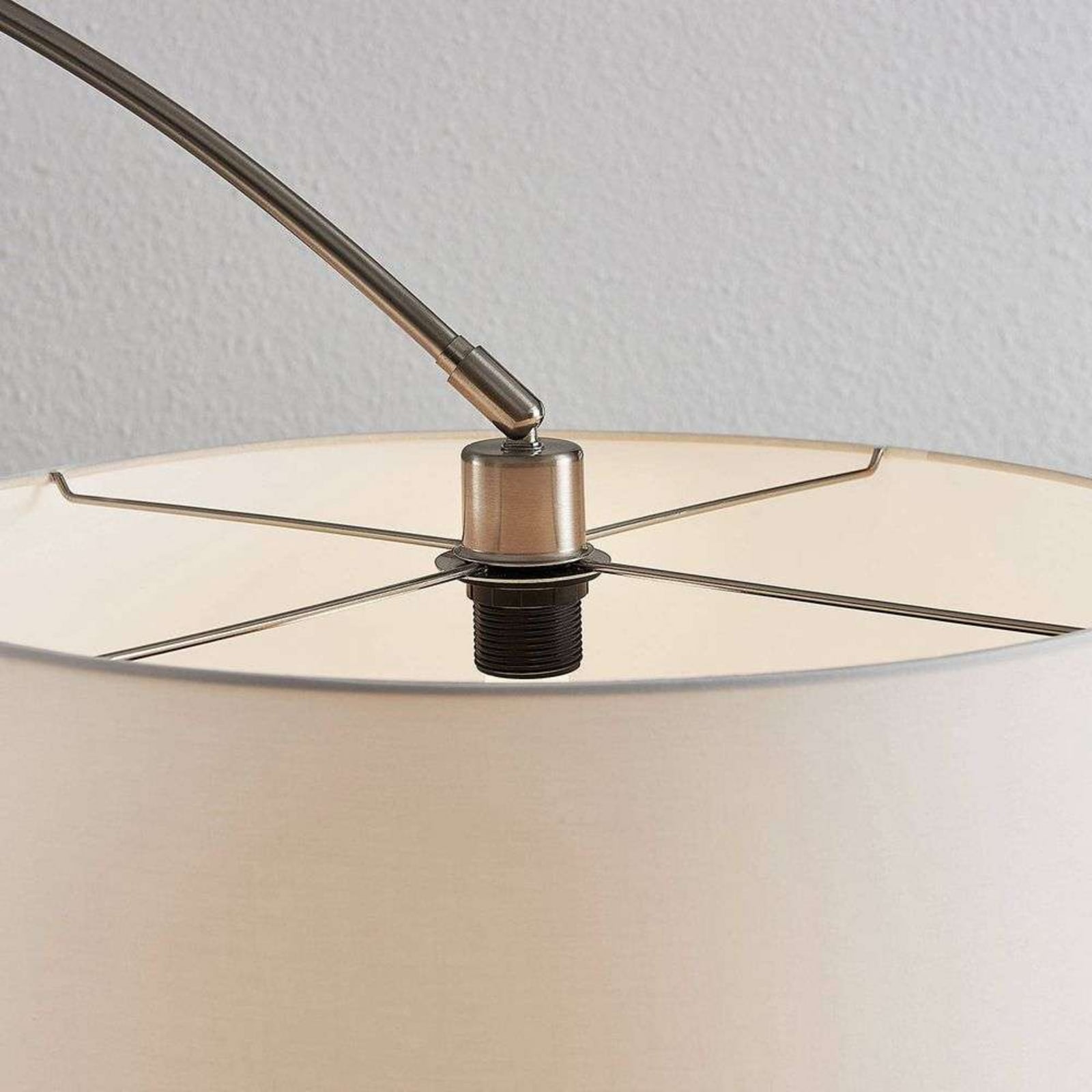 Gebogen vloerlamp Belinda met witte stoffen kap Gebogen vloerlamp Belinda met witte stoffen kap