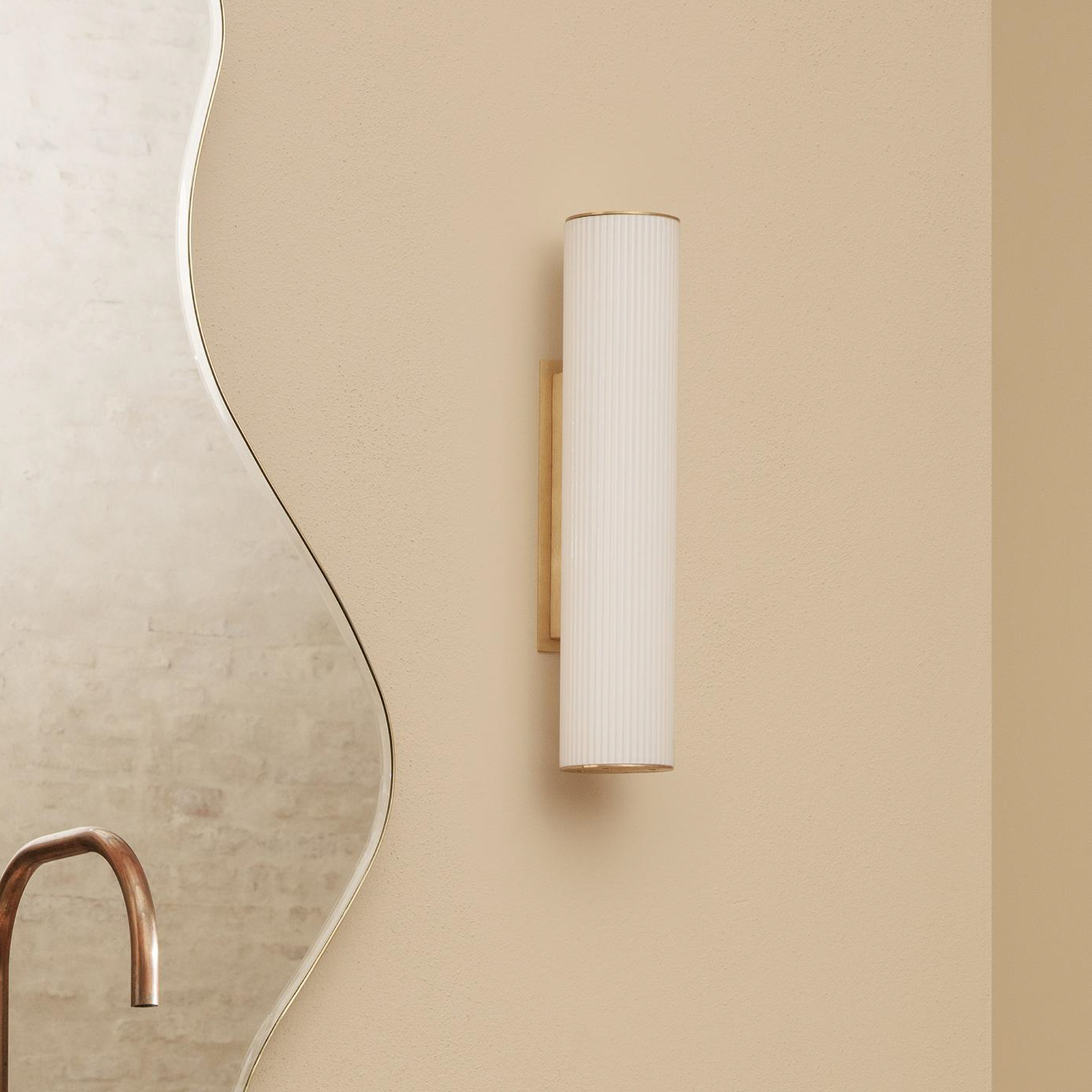 ferm LIVING Vuelta 40, white/brass, plug, remote control, dimmable.