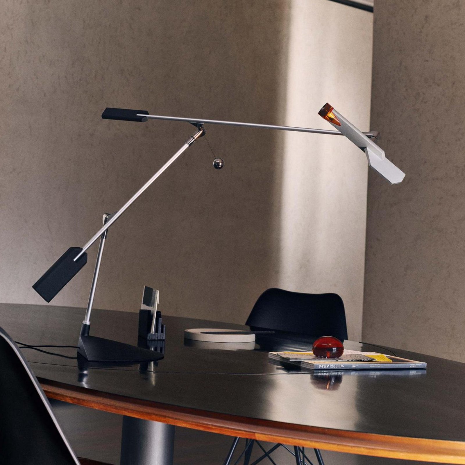 Lámpara de mesa LED Stilnovo Halley, proyección 100 cm, gris
