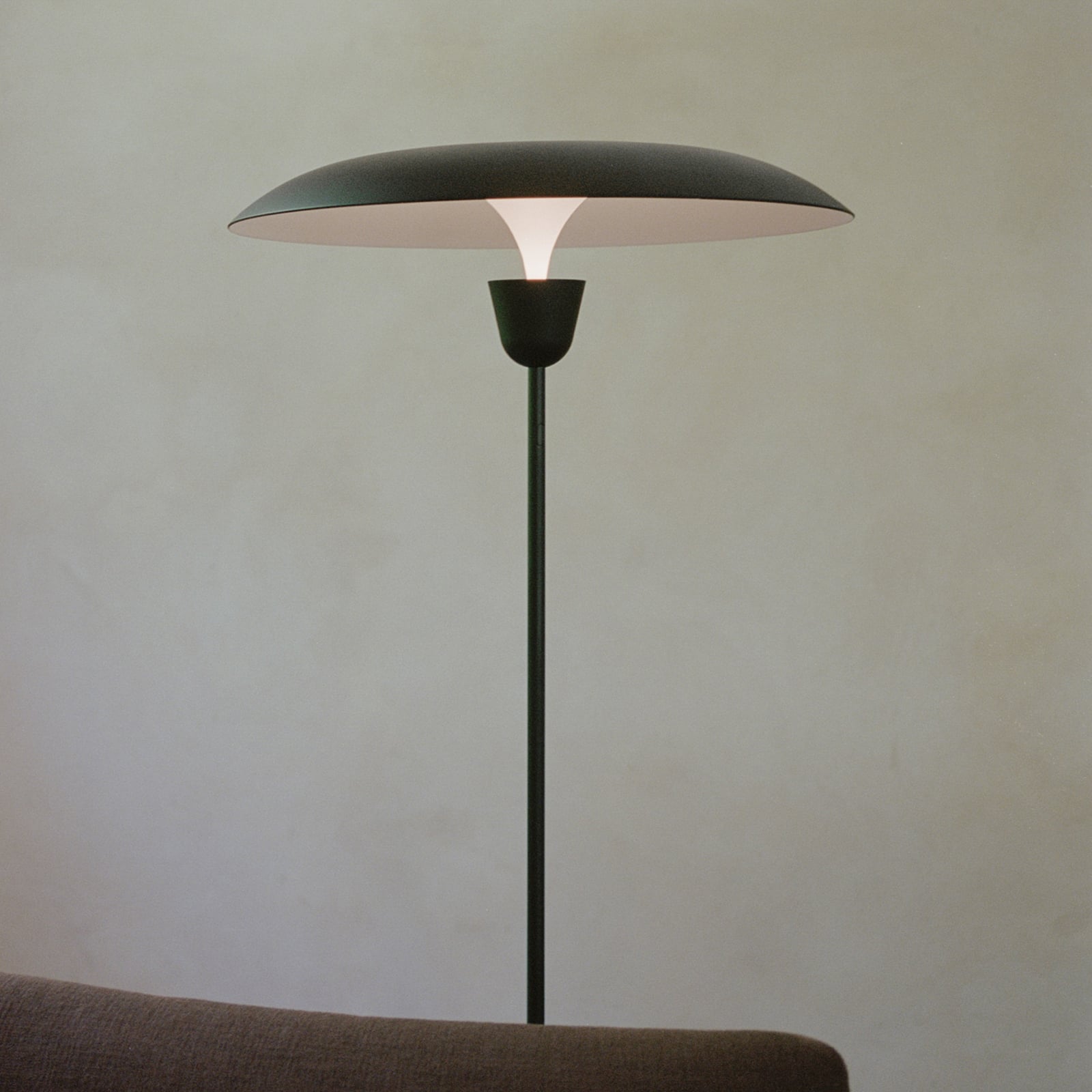 NEW WORKS LED-põrandalamp Kantarell, must, hämardatav, 127 cm