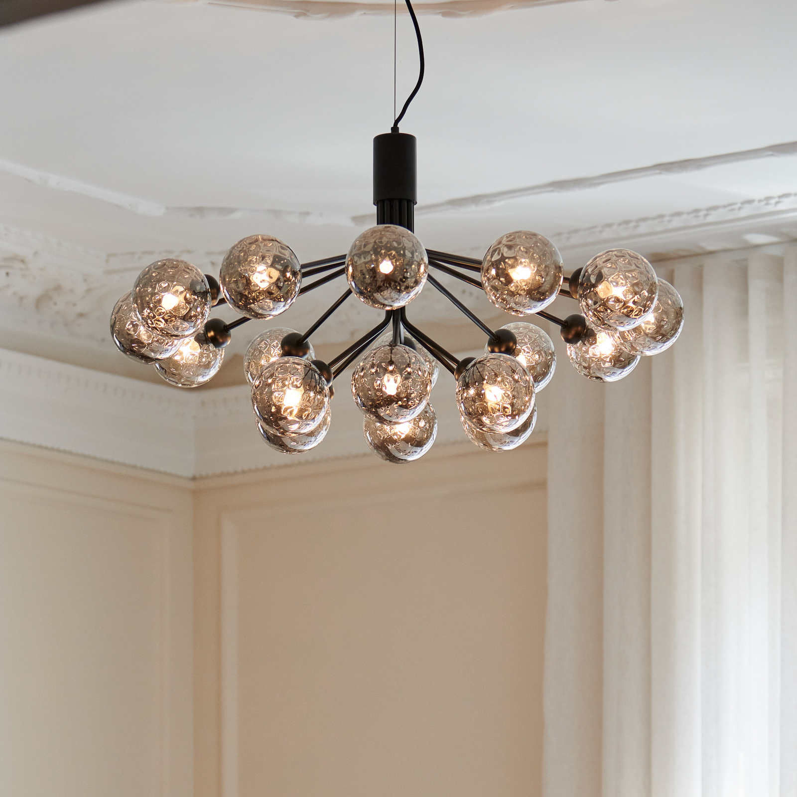 Apiales 18 Lustra Satin Melns/Optic Dūmi - Nuura Apiales 18 Lustra Satin Melns/Optic Dūmi - Nuura