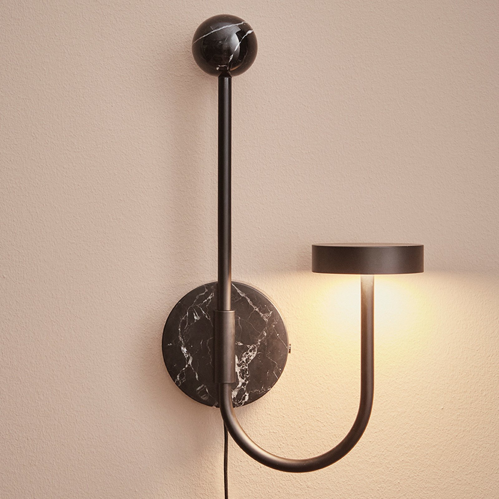 AYTM Grasil LED wandlamp, zwart, marmer, stekker, 54 cm