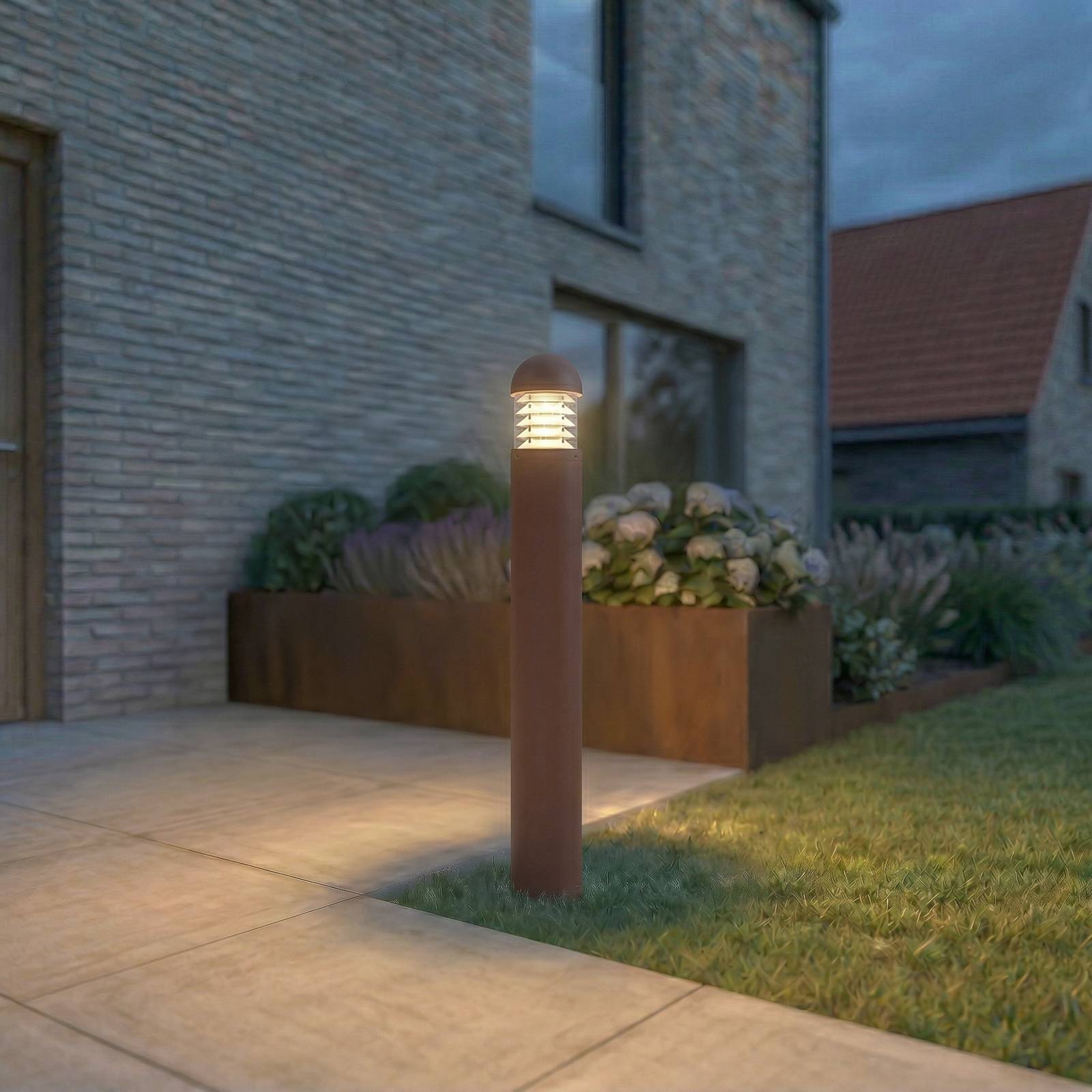 Lucande słupek oświetleniowy LED Skagena, brązowy, wysokość 90 cm, IP54