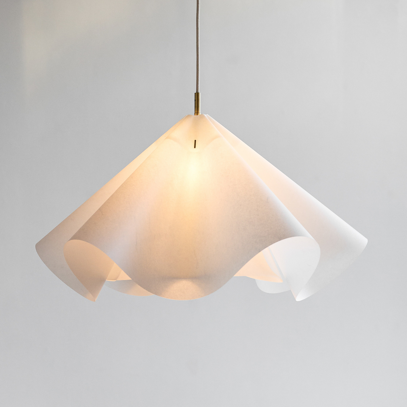 Suspension Sinuate, laiton/blanc, Ø 75 cm, E27, papier - Moebe Suspension Sinuate, laiton/blanc, Ø 75 cm, E27, papier - Moebe