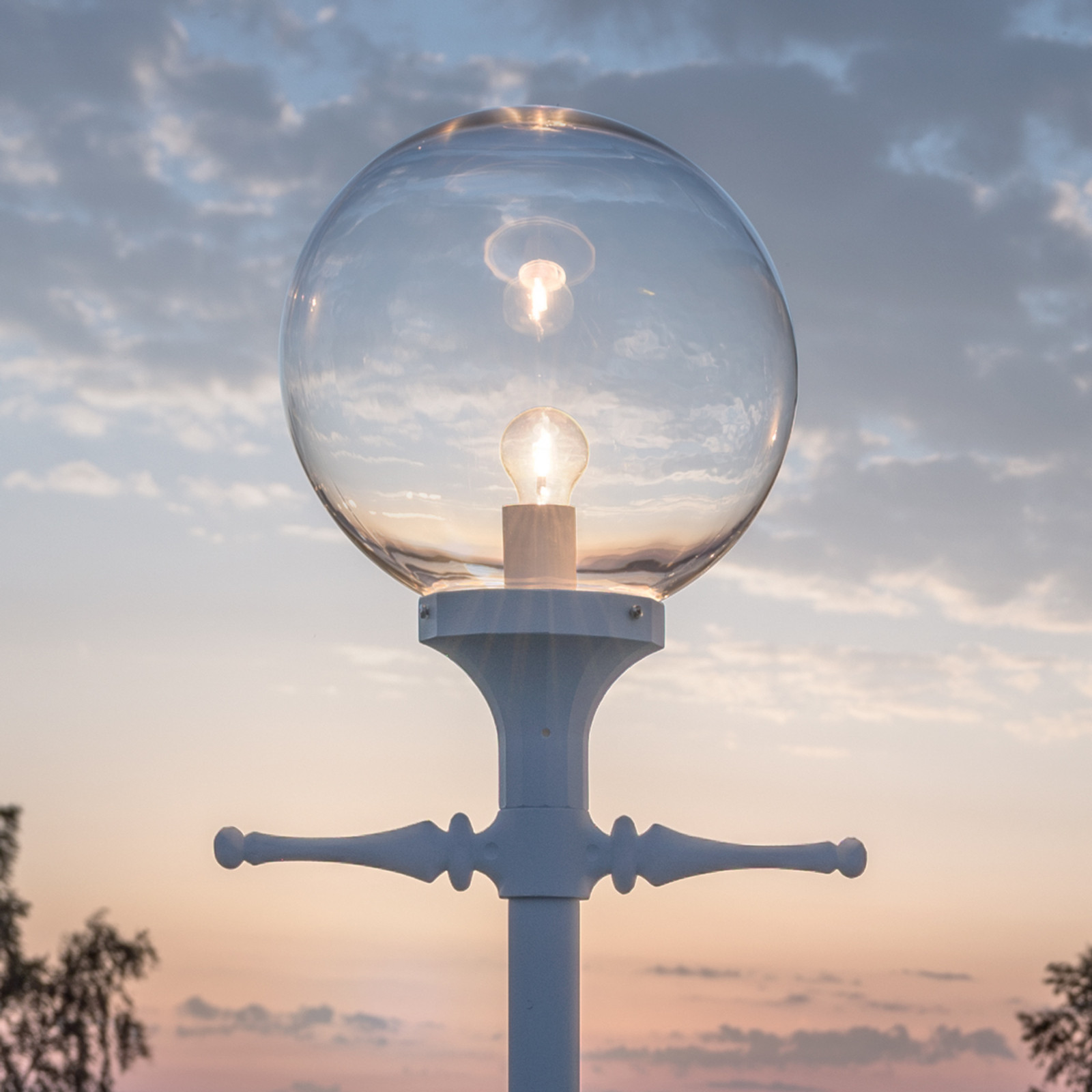 Konstsmide Lampadar Orion alb cu abajur glob clar - alb mat clar - Metal