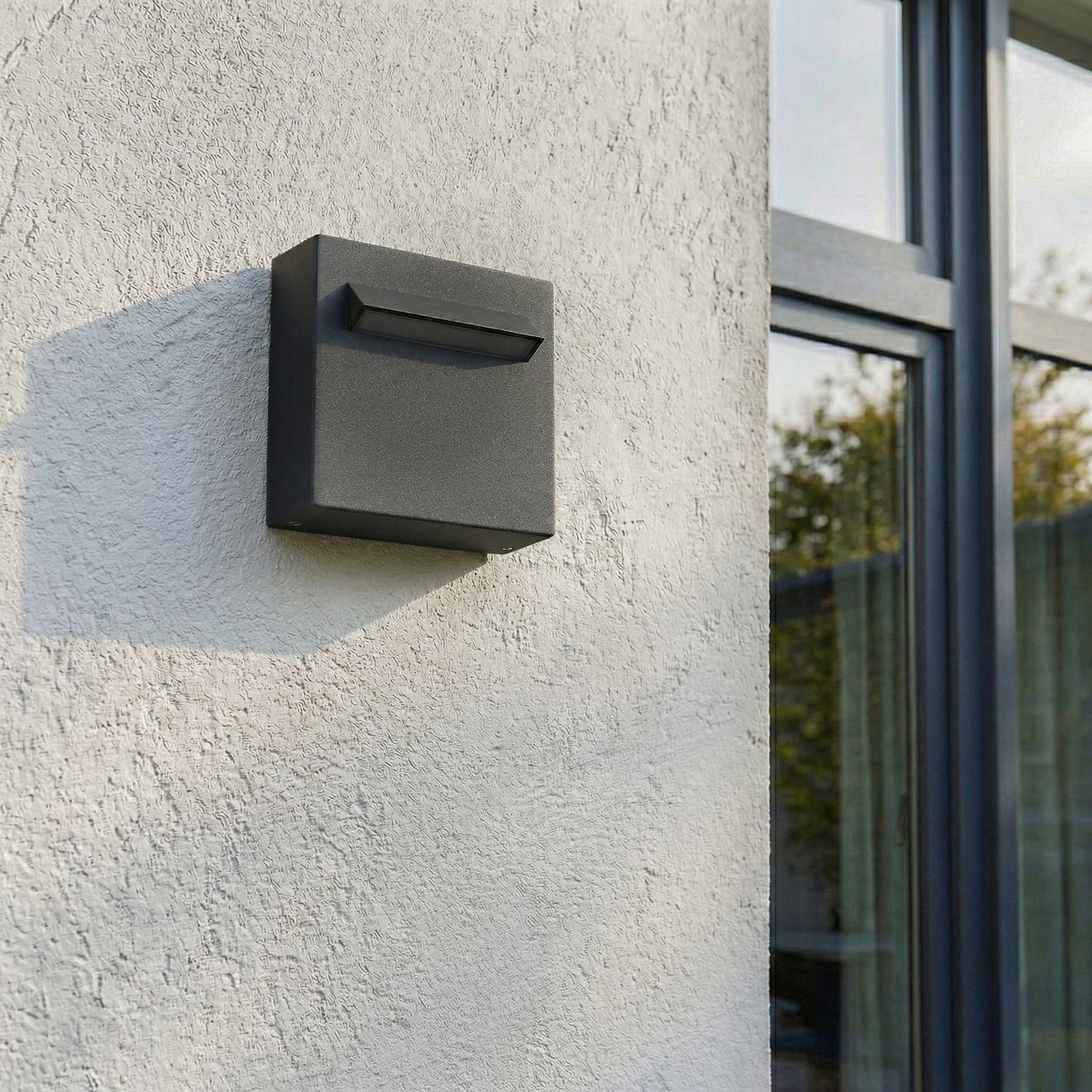 Lucande LED-seinavalgusti Joril, 9,4 cm, must, IP65