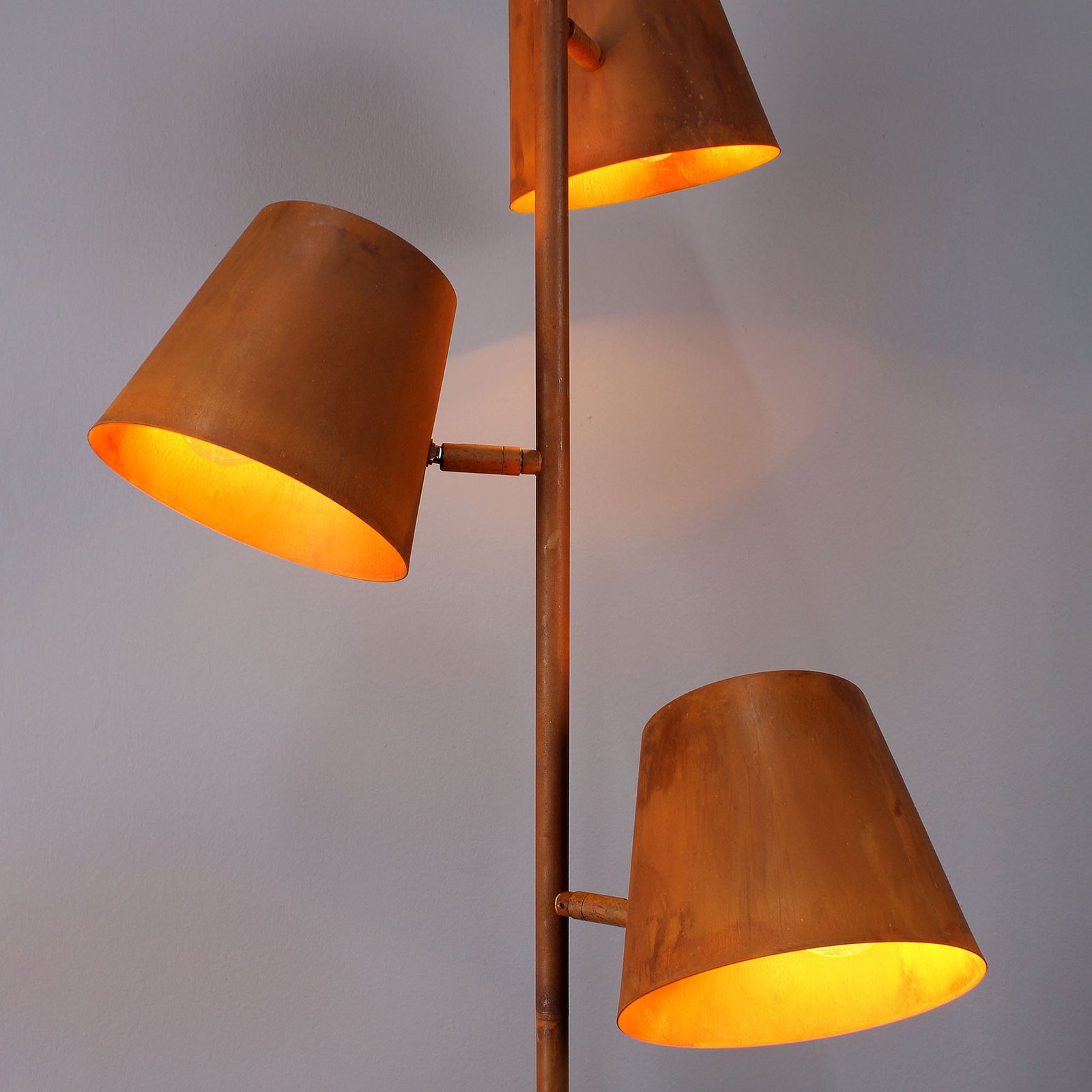 Colt floor lamp, 3-bulb, aged finish