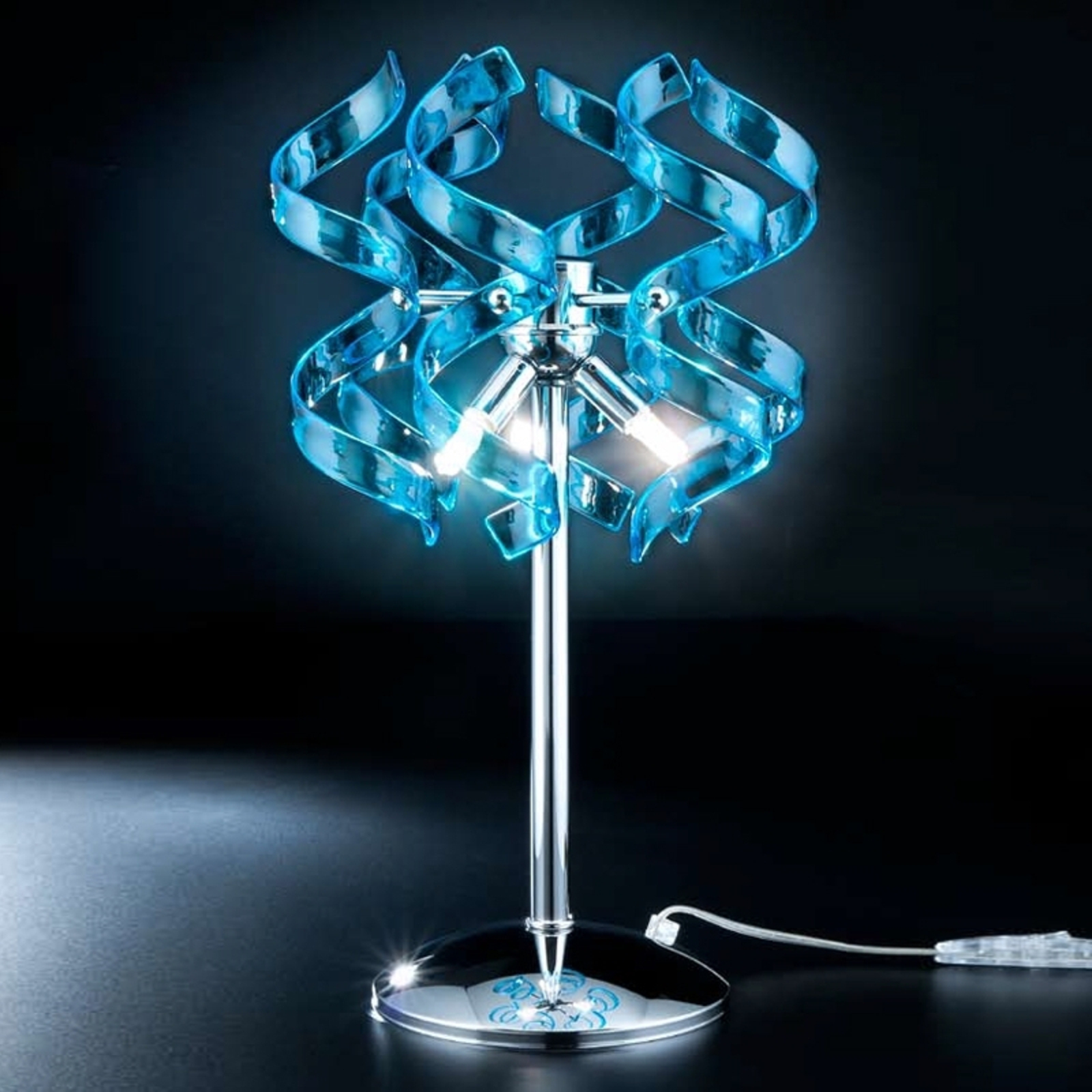 Fascynująca lampa stołowa Blue