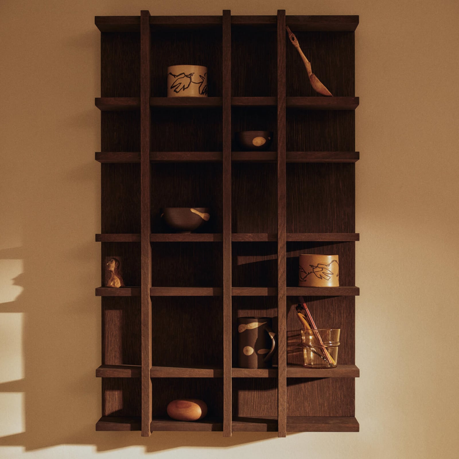 Police Tilem, dub mořený do tmava, výška 59 cm – ferm LIVING