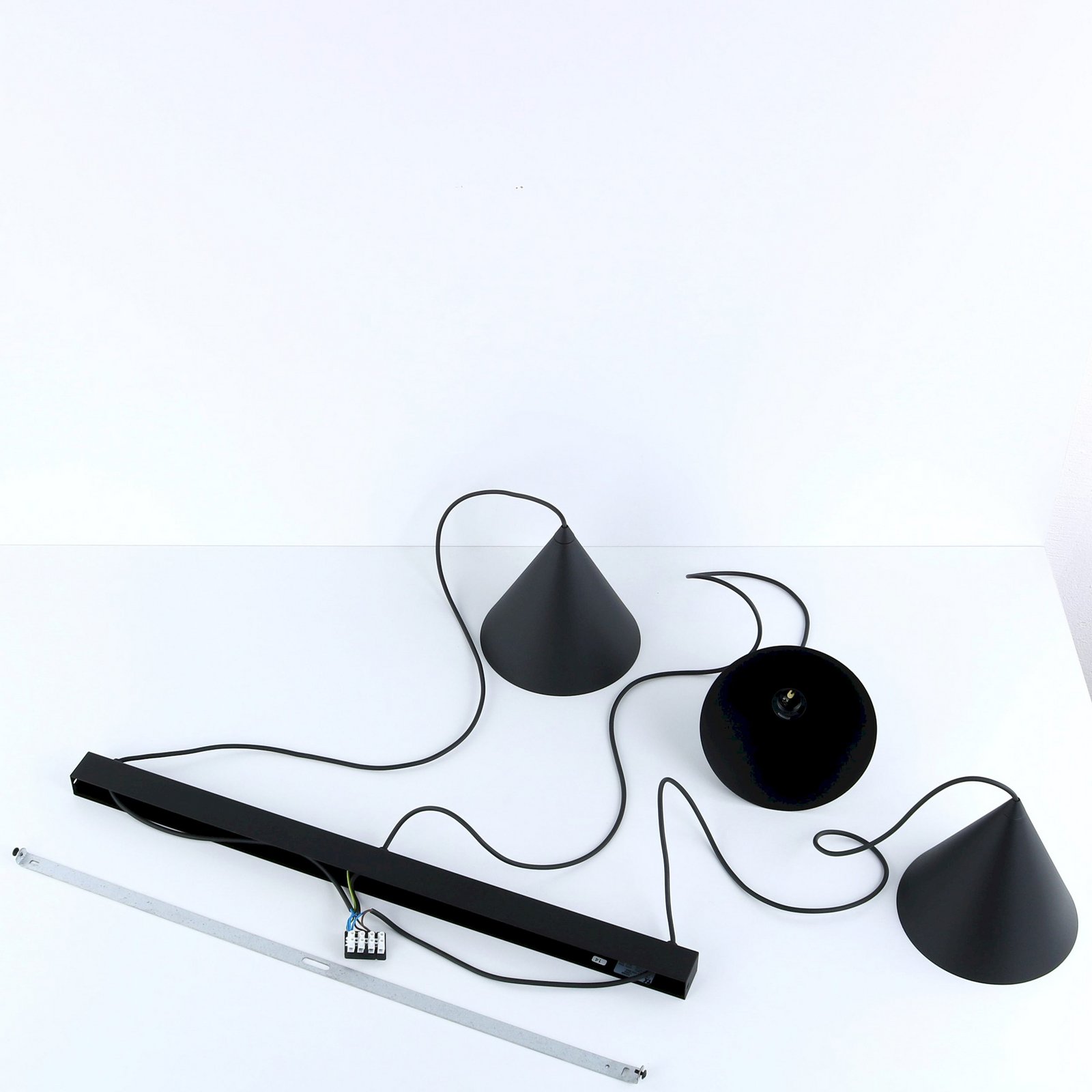 Závěsné světlo Cono, 3 žárovky, černé, E27