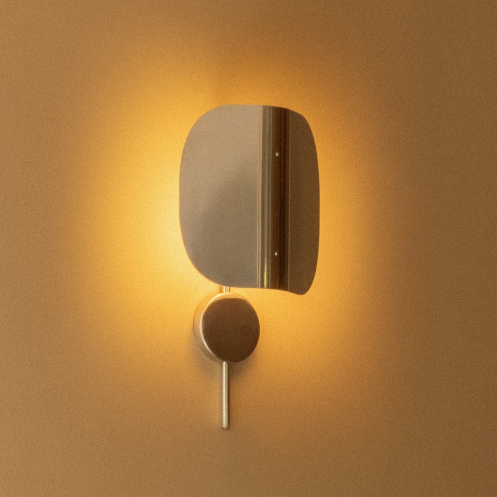 Audo wandlamp Wing, aluminium, 47 cm, stekker, verstelbaar