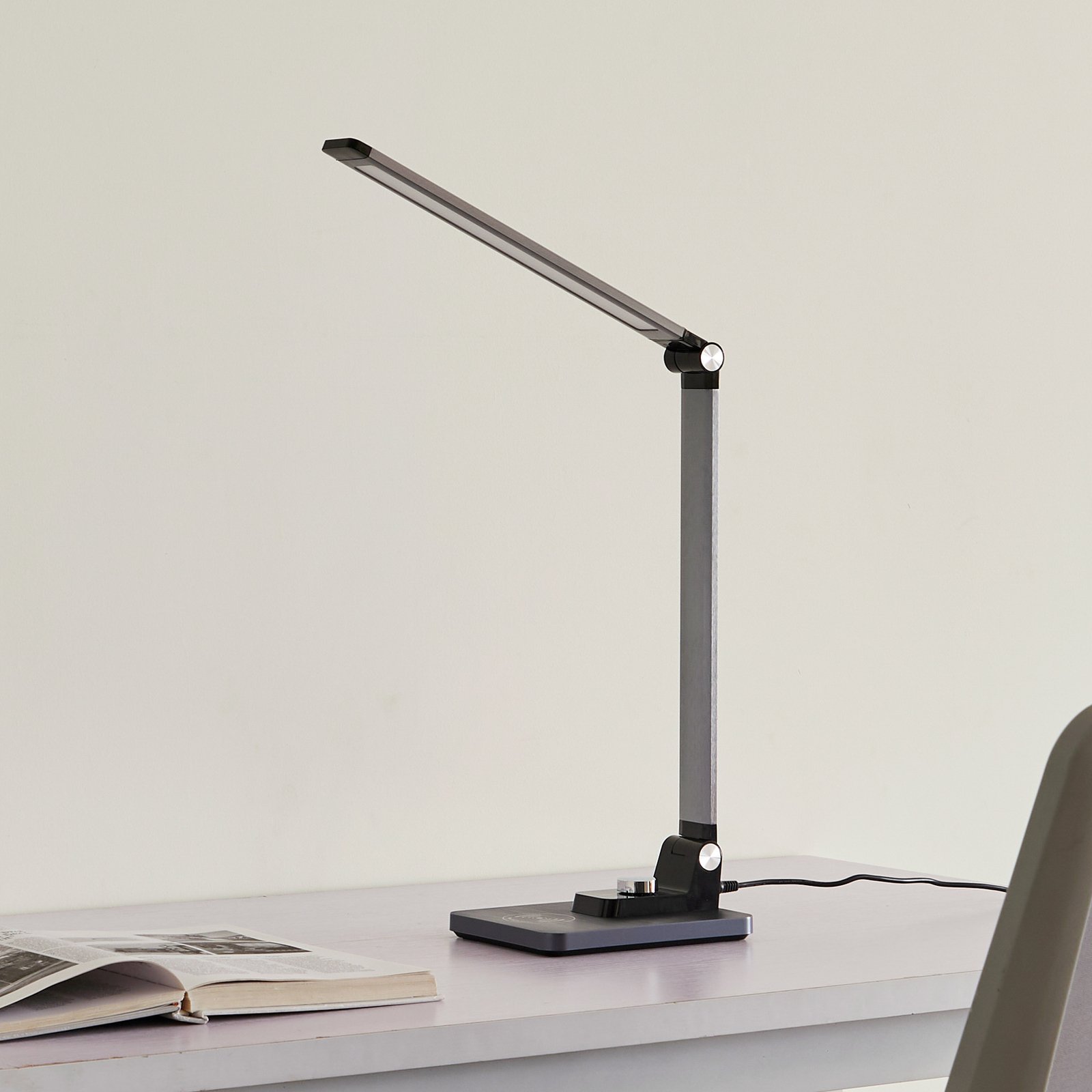 Lindby Valtaris LED asztali lámpa, CCT, metál színben