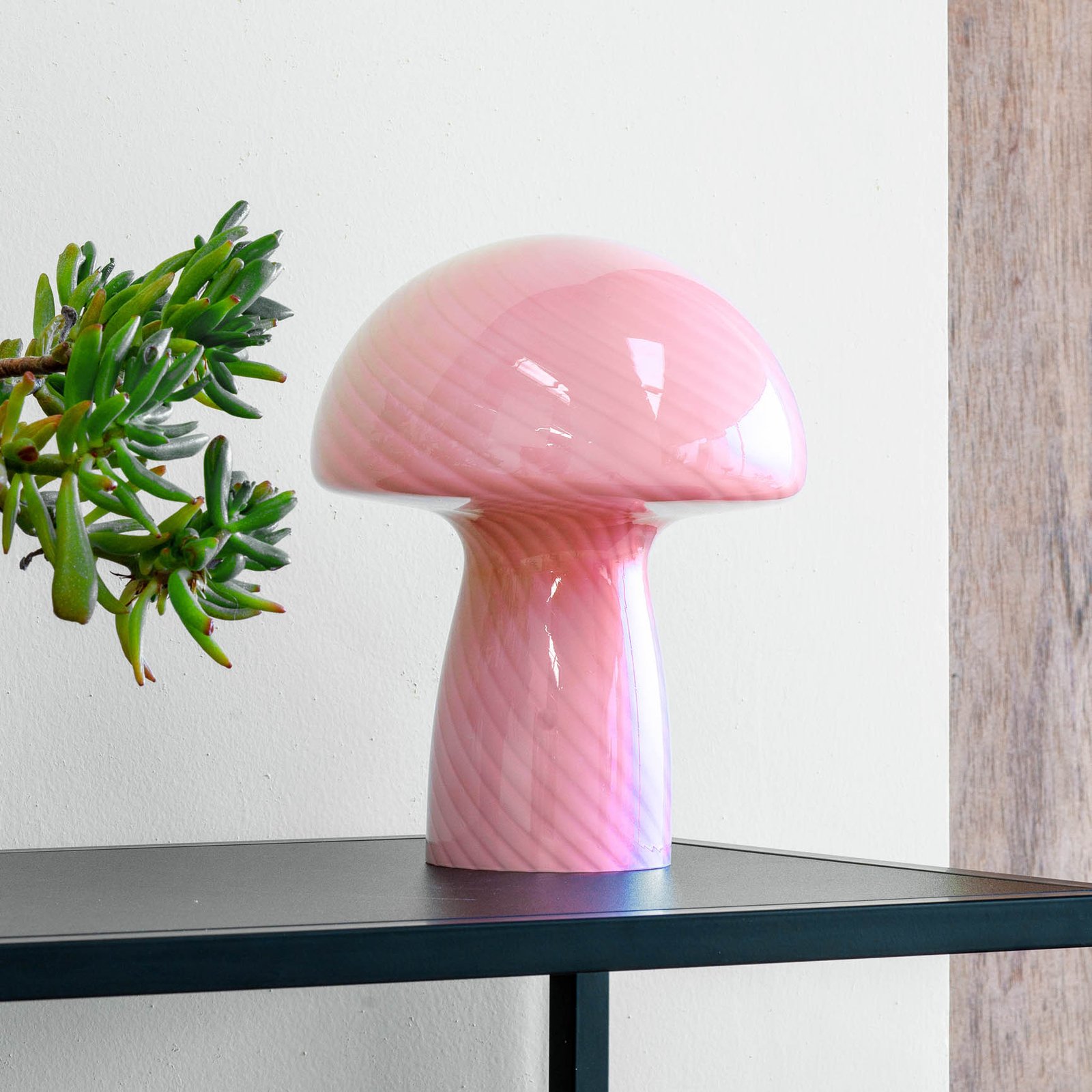 Dyberg Larsen Mushroom bordlampe, rosa, høyde 23 cm, glass