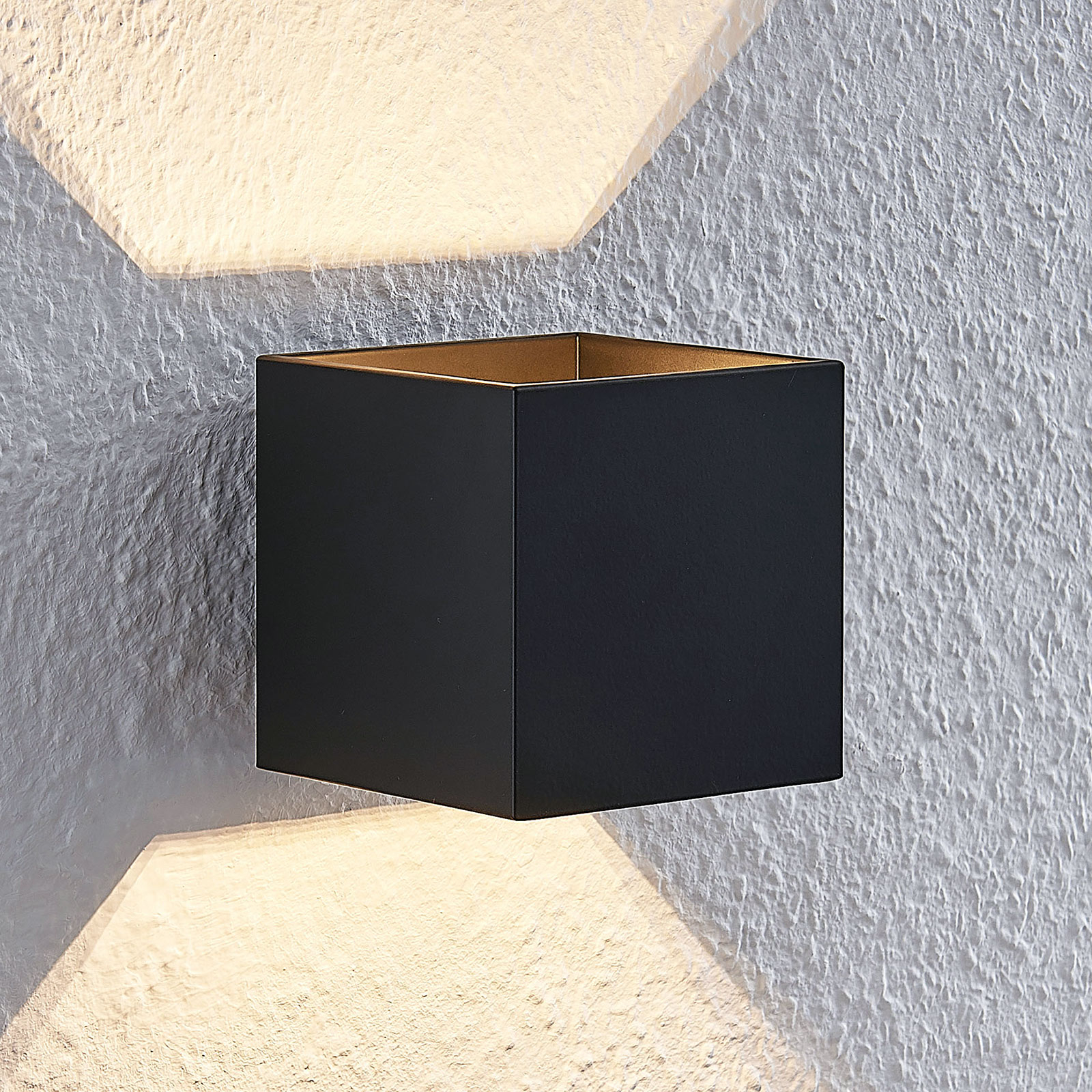 Lindby Mirza aluminium wall light, angular, black