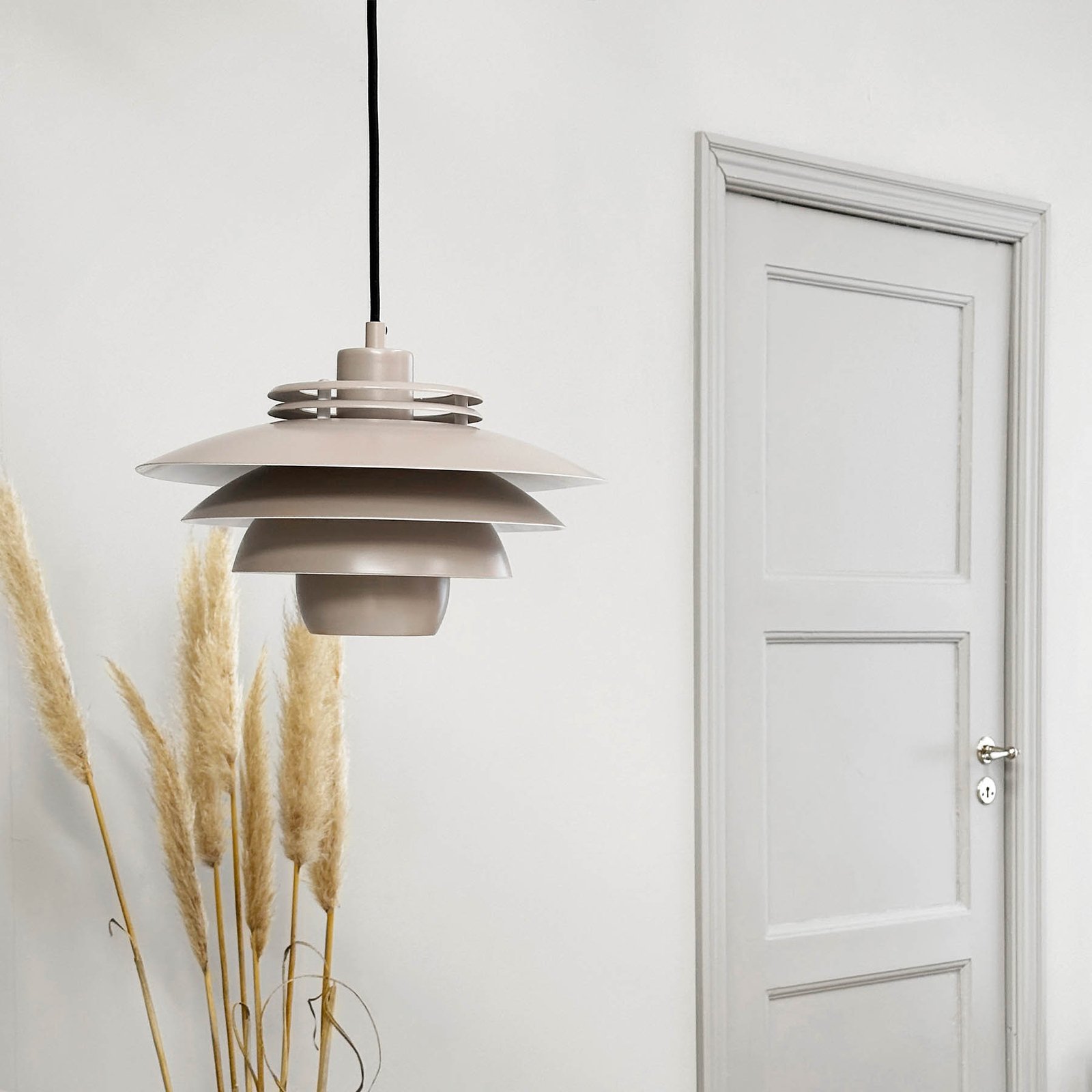 Dyberg Larsen závěsná lampa Ejka mini, béžová, Ø 30 cm, kov